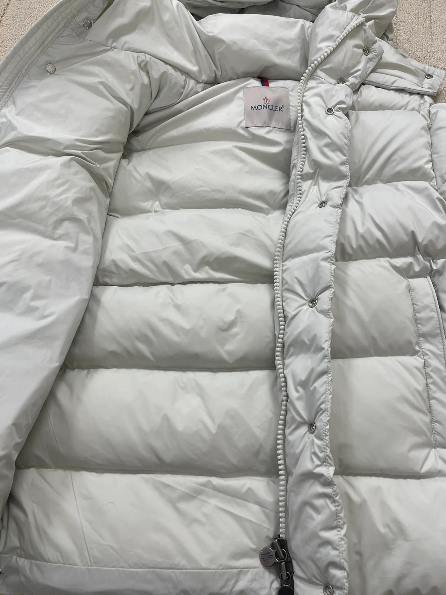 P1320 Moncler Maya 70 winter limited edition matte gray and white down jacket jacket Moncler Maya short down jacket is presented in a new color. Made from matte fabric and featuring signature checkered quilting, it reflects the essence of the Moncler brand. The style features a sharp silhouette with a detachable hood and adjustable hem in a timeless design suitable for every season and trend. The sleeves are embellished with classic patch pockets, and the down jacket is suitable for both men and women.  Fabric: 100% polyester fiber; Lining: 100% polyester fiber; Filling: 95 white duck down Craftsmanship: Made of polyester fiber fabric, polyester fiber lining, filled with down, detachable and adjustable hood, zipper closure, front windshield with snap buttons, zipper pockets, adjustable cuffs, elastic drawstring hem Size: 1 2 3 4 5 0555070