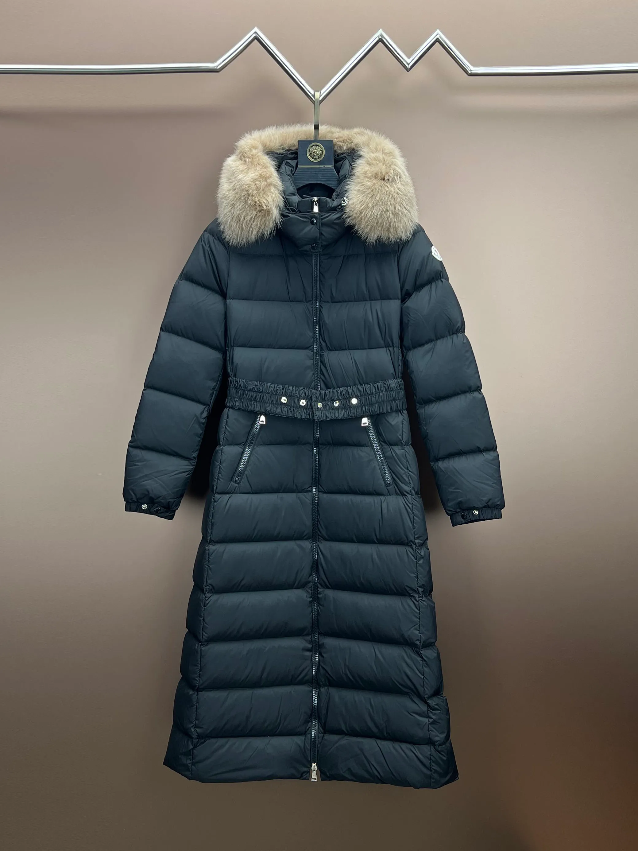 P900 Moncler Boedic Moncler Long Women's Fox Fur Collar Long Long Top Boedic long down combines exquisite materials and attention to details. The timeless and elegant fashion design can provide you with a warm and caring wearing experience. Size: 1-4
