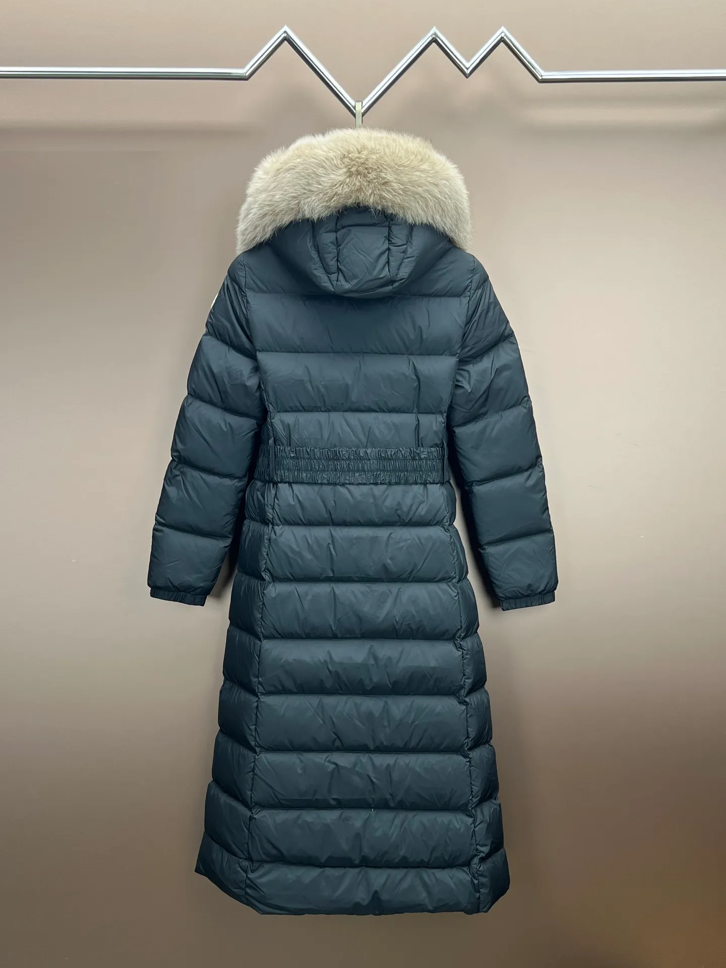 P900 Moncler Boedic Moncler Long Women's Fox Fur Collar Long Long Top Boedic long down combines exquisite materials and attention to details. The timeless and elegant fashion design can provide you with a warm and caring wearing experience. Size: 1-4