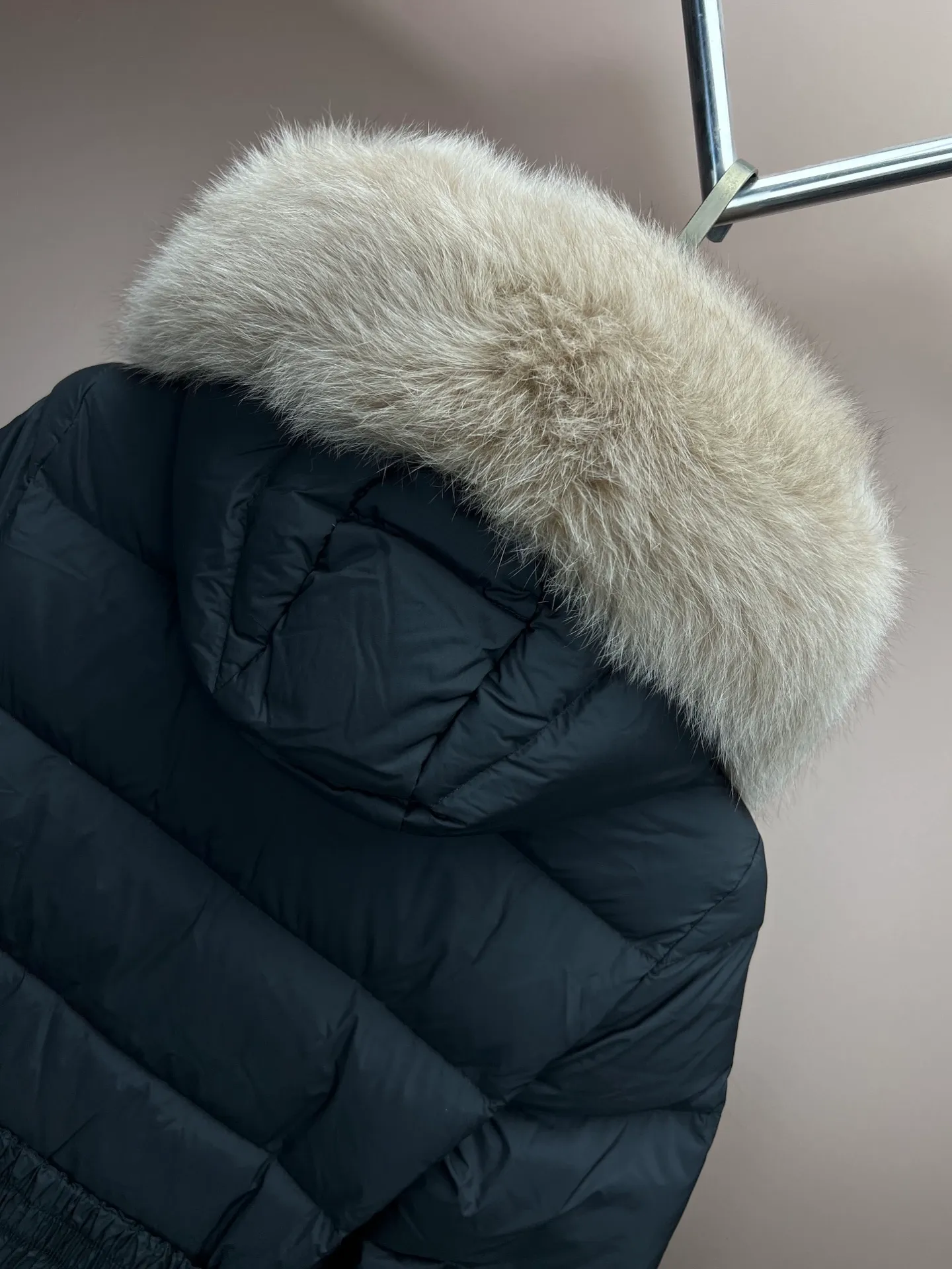 P900 Moncler Boedic Moncler Long Women's Fox Fur Collar Long Long Top Boedic long down combines exquisite materials and attention to details. The timeless and elegant fashion design can provide you with a warm and caring wearing experience. Size: 1-4
