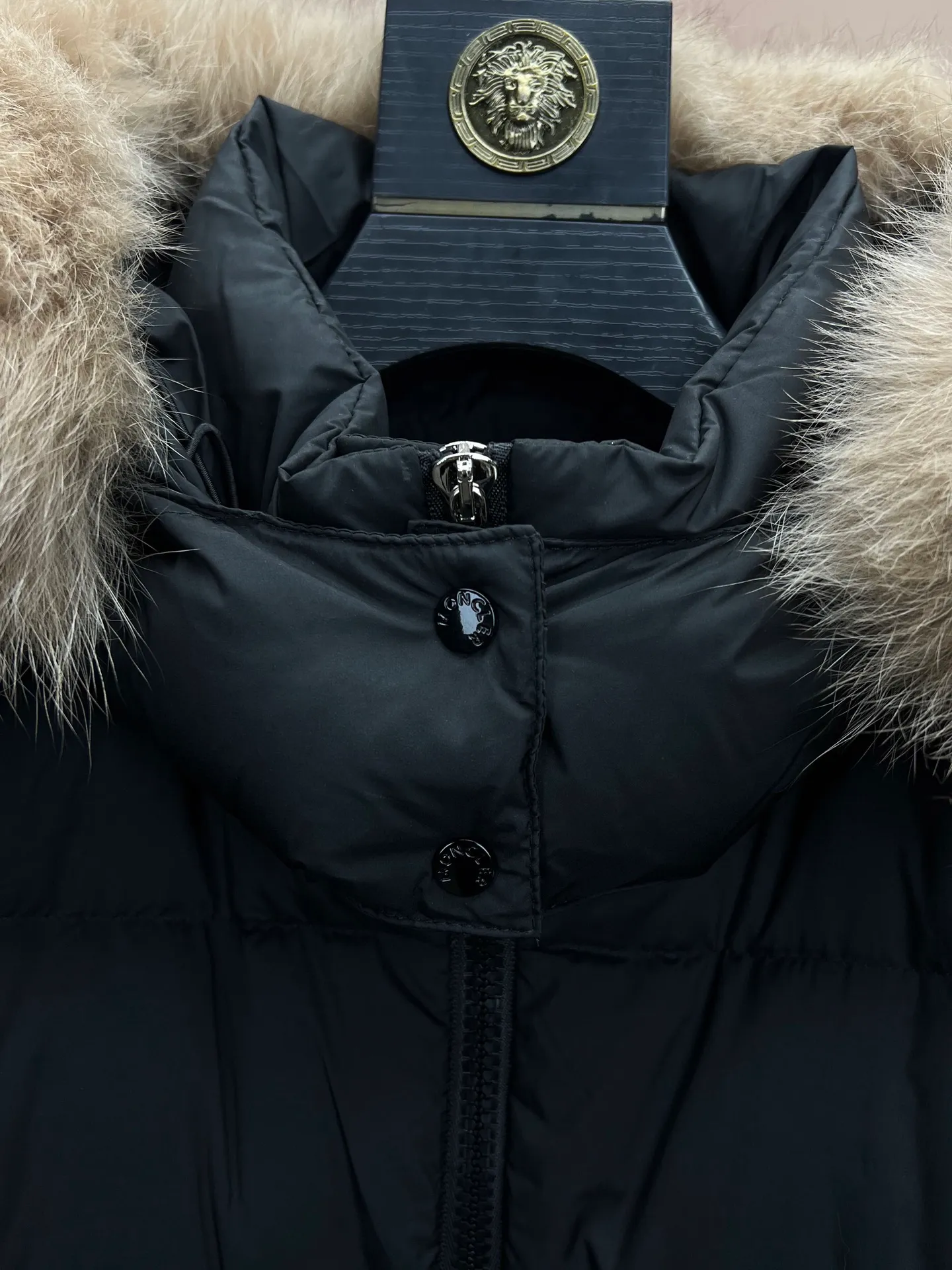 P900 Moncler Boedic Moncler Long Women's Fox Fur Collar Long Long Top Boedic long down combines exquisite materials and attention to details. The timeless and elegant fashion design can provide you with a warm and caring wearing experience. Size: 1-4