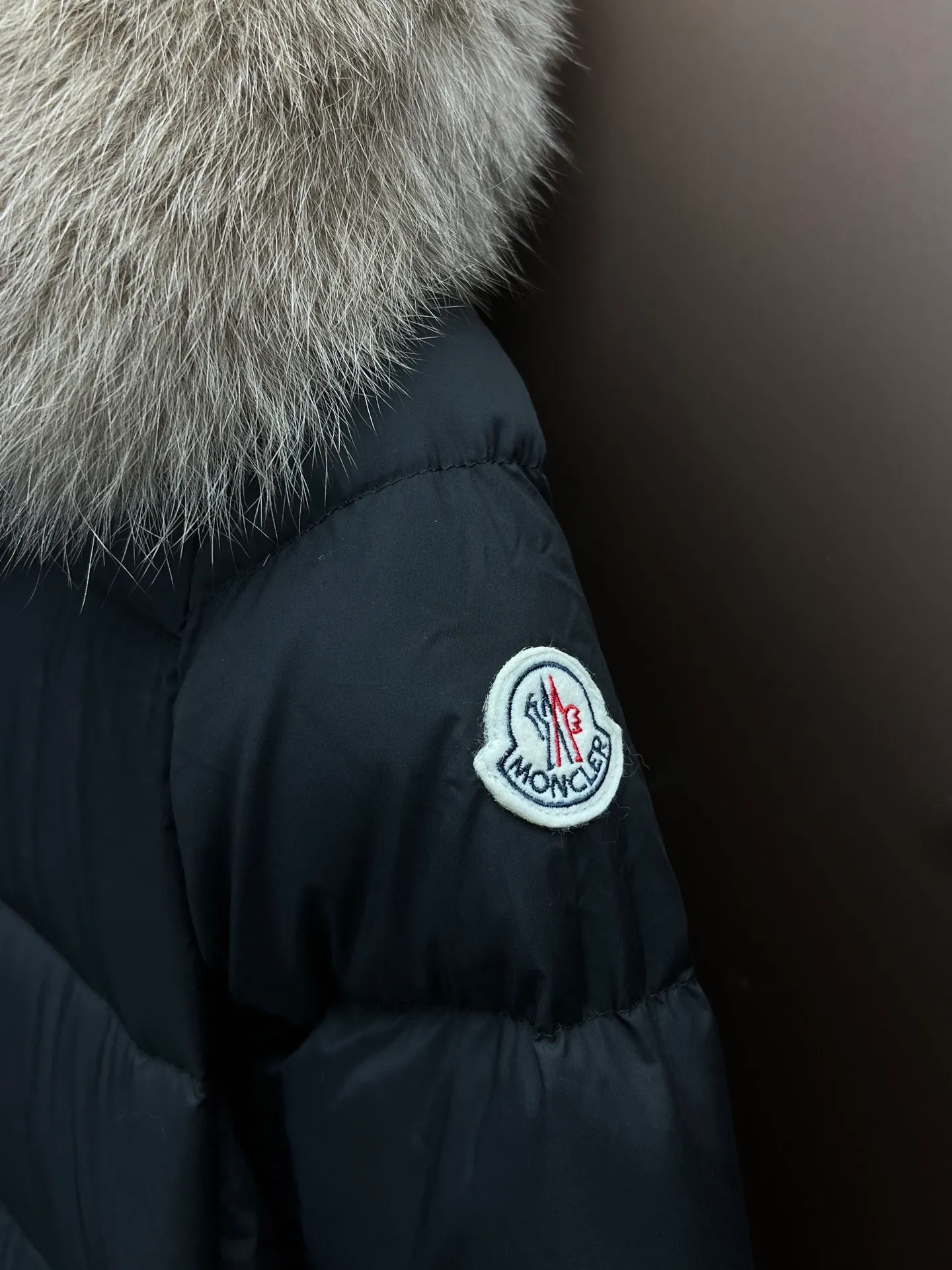 P900 Moncler Boedic Moncler Long Women's Fox Fur Collar Long Long Top Boedic long down combines exquisite materials and attention to details. The timeless and elegant fashion design can provide you with a warm and caring wearing experience. Size: 1-4