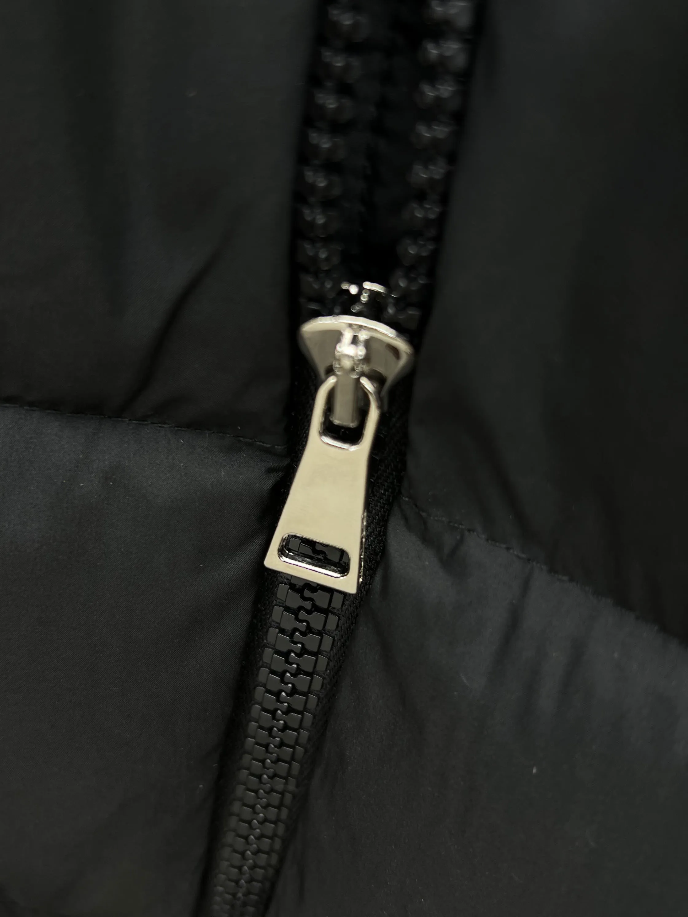 P900 Moncler Boedic Moncler Long Women's Fox Fur Collar Long Long Top Boedic long down combines exquisite materials and attention to details. The timeless and elegant fashion design can provide you with a warm and caring wearing experience. Size: 1-4