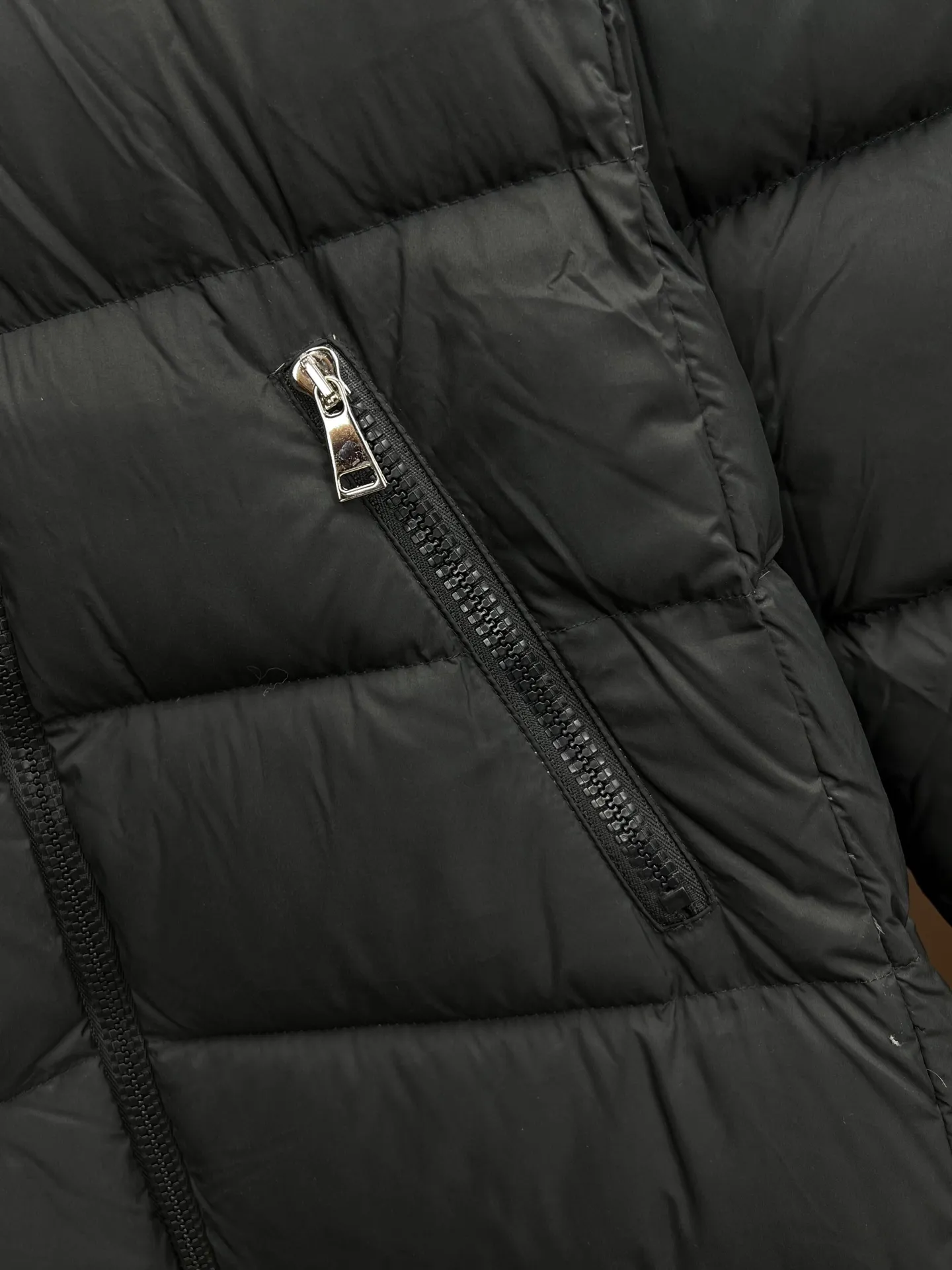 P900 Moncler Boedic Moncler Long Women's Fox Fur Collar Long Long Top Boedic long down combines exquisite materials and attention to details. The timeless and elegant fashion design can provide you with a warm and caring wearing experience. Size: 1-4