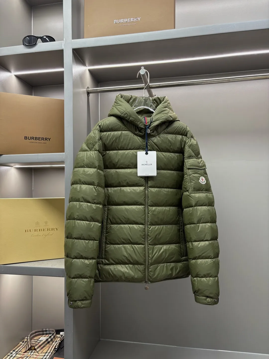 P990 Moncler new hooded down jacket. This down jacket is a warm "armor" in winter. It has a classic color scheme, is versatile and easy to wear, and has a high-end texture. The accessories are customized at the counter and are developed one-to-one from the original version. They are filled with imported top-quality white duck down. They are light but super warm. They feel no weight when worn and can easily withstand the cold. The hooded design is thoughtful and windproof, and the details are exquisite. Whether it is daily commuting or outdoor travel, it can be perfectly adapted to keep you fashionable and comfortable in the cold winter ~ Size: M-XXXL Color: Black Olive Green