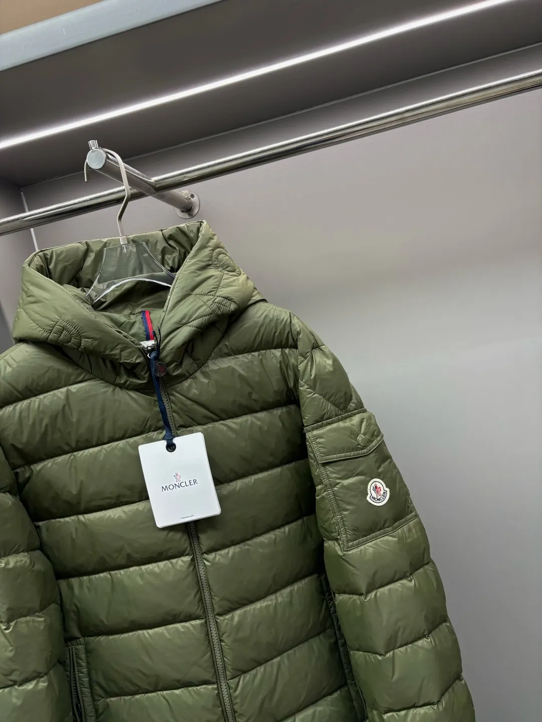 P990 Moncler new hooded down jacket. This down jacket is a warm "armor" in winter. It has a classic color scheme, is versatile and easy to wear, and has a high-end texture. The accessories are customized at the counter and are developed one-to-one from the original version. They are filled with imported top-quality white duck down. They are light but super warm. They feel no weight when worn and can easily withstand the cold. The hooded design is thoughtful and windproof, and the details are exquisite. Whether it is daily commuting or outdoor travel, it can be perfectly adapted to keep you fashionable and comfortable in the cold winter ~ Size: M-XXXL Color: Black Olive Green