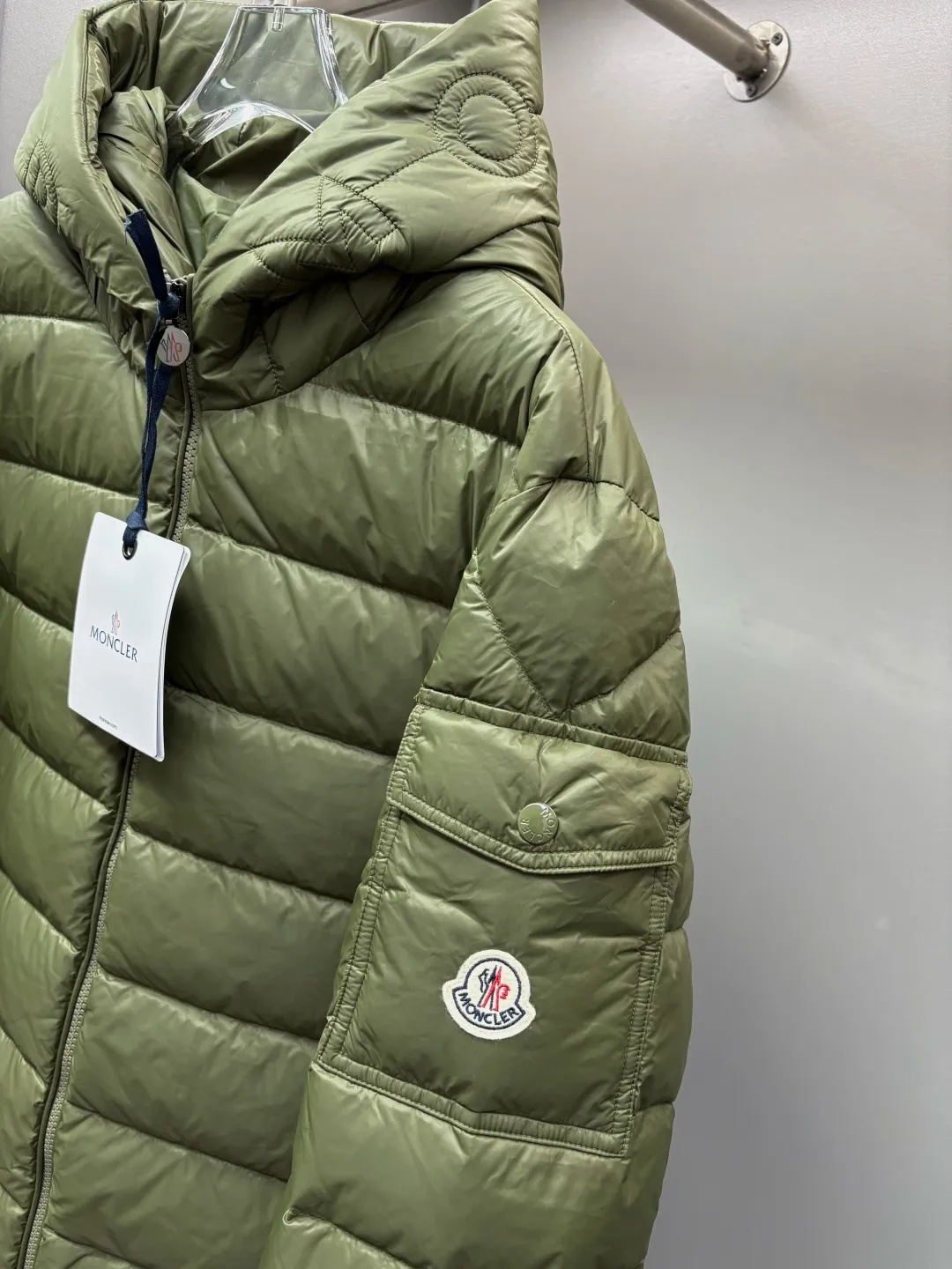 P990 Moncler new hooded down jacket. This down jacket is a warm "armor" in winter. It has a classic color scheme, is versatile and easy to wear, and has a high-end texture. The accessories are customized at the counter and are developed one-to-one from the original version. They are filled with imported top-quality white duck down. They are light but super warm. They feel no weight when worn and can easily withstand the cold. The hooded design is thoughtful and windproof, and the details are exquisite. Whether it is daily commuting or outdoor travel, it can be perfectly adapted to keep you fashionable and comfortable in the cold winter ~ Size: M-XXXL Color: Black Olive Green
