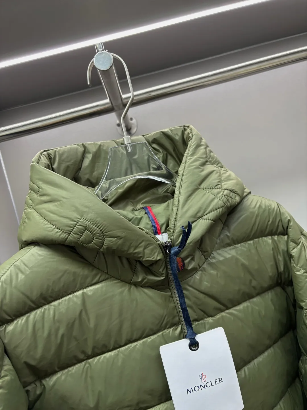 P990 Moncler new hooded down jacket. This down jacket is a warm "armor" in winter. It has a classic color scheme, is versatile and easy to wear, and has a high-end texture. The accessories are customized at the counter and are developed one-to-one from the original version. They are filled with imported top-quality white duck down. They are light but super warm. They feel no weight when worn and can easily withstand the cold. The hooded design is thoughtful and windproof, and the details are exquisite. Whether it is daily commuting or outdoor travel, it can be perfectly adapted to keep you fashionable and comfortable in the cold winter ~ Size: M-XXXL Color: Black Olive Green