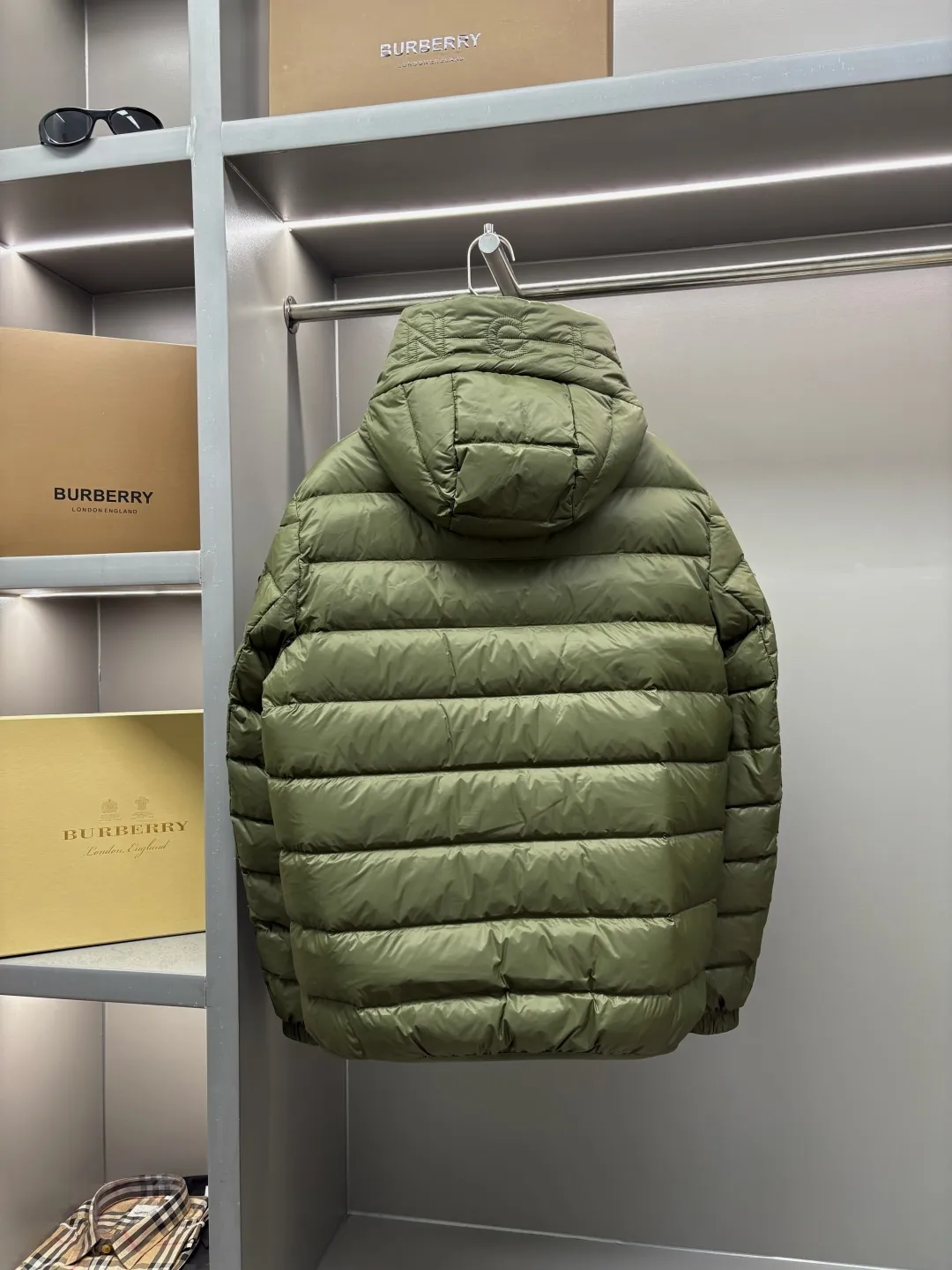 P990 Moncler new hooded down jacket. This down jacket is a warm "armor" in winter. It has a classic color scheme, is versatile and easy to wear, and has a high-end texture. The accessories are customized at the counter and are developed one-to-one from the original version. They are filled with imported top-quality white duck down. They are light but super warm. They feel no weight when worn and can easily withstand the cold. The hooded design is thoughtful and windproof, and the details are exquisite. Whether it is daily commuting or outdoor travel, it can be perfectly adapted to keep you fashionable and comfortable in the cold winter ~ Size: M-XXXL Color: Black Olive Green