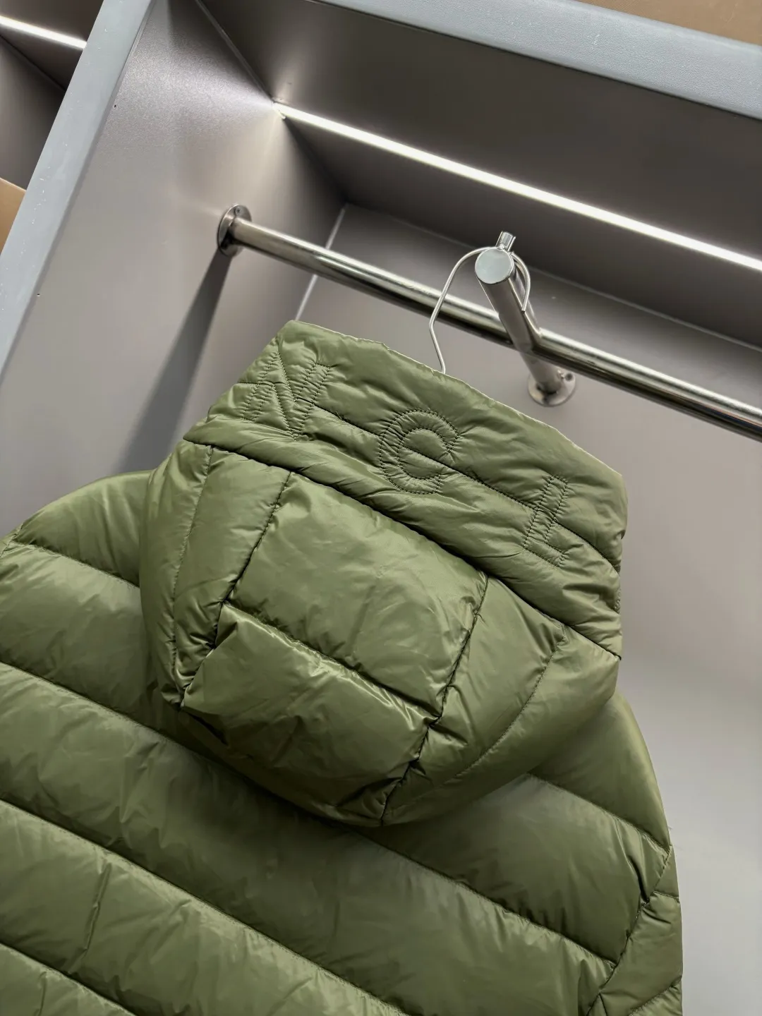 P990 Moncler new hooded down jacket. This down jacket is a warm "armor" in winter. It has a classic color scheme, is versatile and easy to wear, and has a high-end texture. The accessories are customized at the counter and are developed one-to-one from the original version. They are filled with imported top-quality white duck down. They are light but super warm. They feel no weight when worn and can easily withstand the cold. The hooded design is thoughtful and windproof, and the details are exquisite. Whether it is daily commuting or outdoor travel, it can be perfectly adapted to keep you fashionable and comfortable in the cold winter ~ Size: M-XXXL Color: Black Olive Green