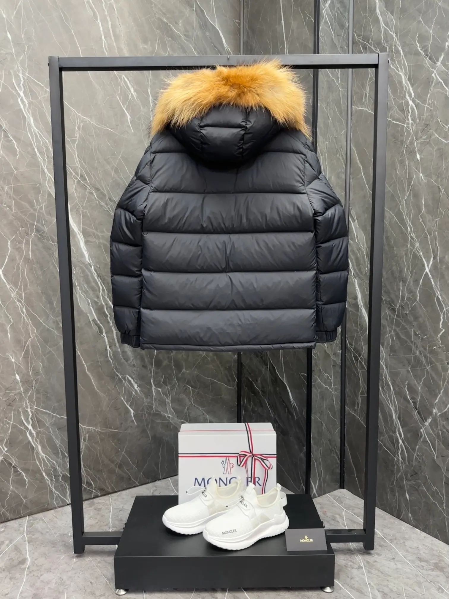 P1040 ⬆️Moncler Mayaf short men's down jacket. The hood is removable. The fur collar is removable. Based on Maya, a removable fur collar is added. The Mayaf men's hooded down jacket is made of functional nylon fabric, and the hood is equipped with removable synthetic material trim.  The Mayaf short down jacket is a reinterpretation of the classic Moncler Maya style in an instantly recognizable silhouette, with a removable hood and adjustable hem. Made from functional fabric with removable synthetic trim on the hood. The sleeves are embellished with classic patch pockets, reflecting the brand's signature style. Details •Made from functional fabric •Technical fabric lining •Down-filled •Push-stud collar •Detachable hood with removable synthetic trim •Zip closure •Zip pockets •Patch pockets with press-stud •Adjustable elastic cuffs •Adjustable drawstring hem