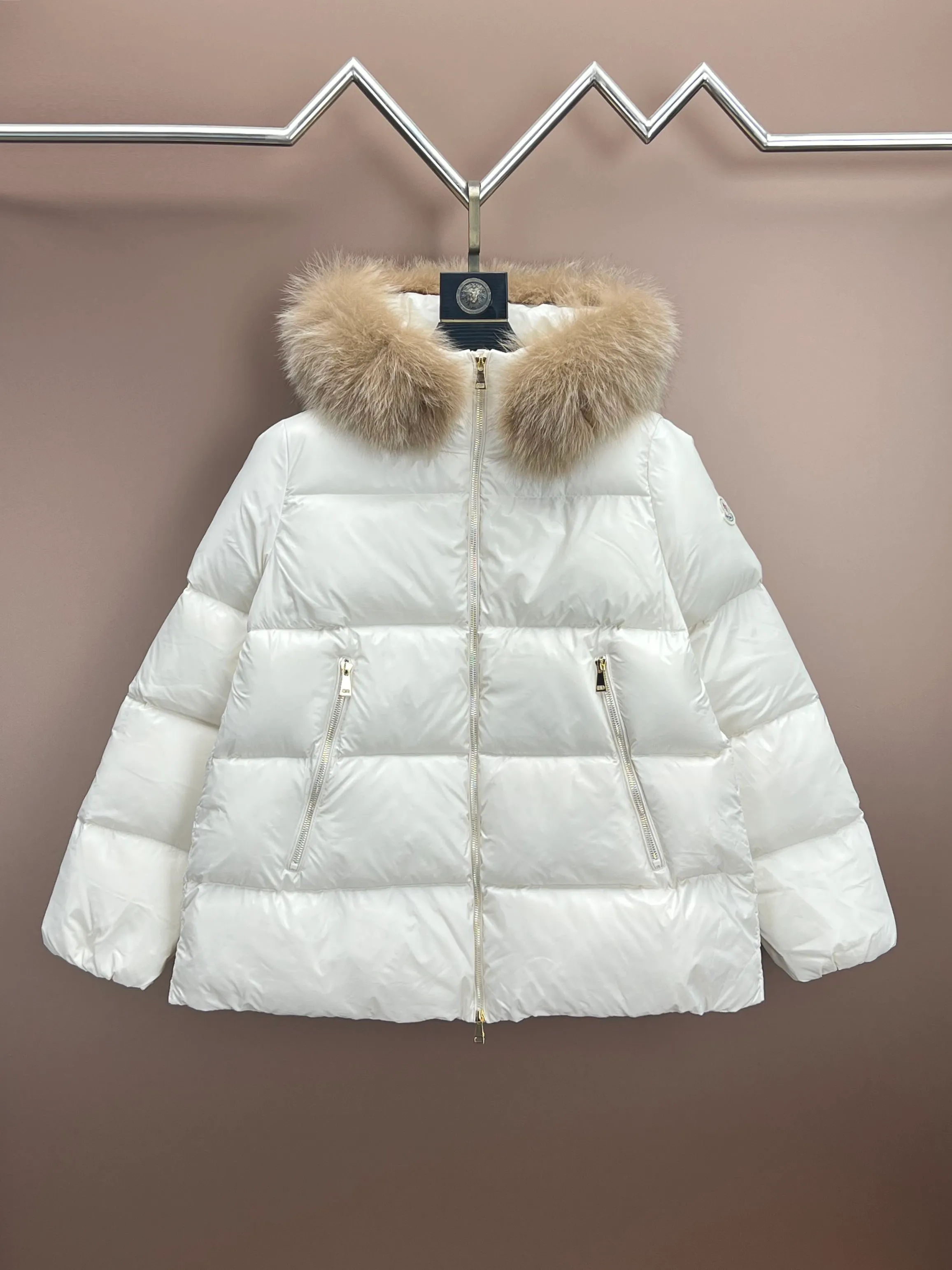 P980 new down ⬆️Moncler Laiche short style for women. Detachable imported Finnish fox fur collar. The barcode model number is consistent with the official website. The tag has built-in NFC electronic induction anti-counterfeiting. Supports multiple anti-counterfeiting verifications. The factory comes standard with a full set of counter gift box packaging. 🎁Not the low-end garbage in the market. Laiche women's down combines elegant design and luxurious details, and can be easily changed according to mood and climate. It is a classic series.  The Laiche women's down combines femininity and luxury in a shiny lacquered nylon with a synthetic brim. The brim is easily removable, making it suitable for a variety of casual or elegant occasions. Details •Made from patented nylon •Painted nylon lining •Down filled •Removable synthetic brim with concealed snap fastening •Hood •Interior front flap pocket with grosgrain detail •Zip closure •Zip pockets •Adjustable stretch cuffs Size : 1-4 Black Beige