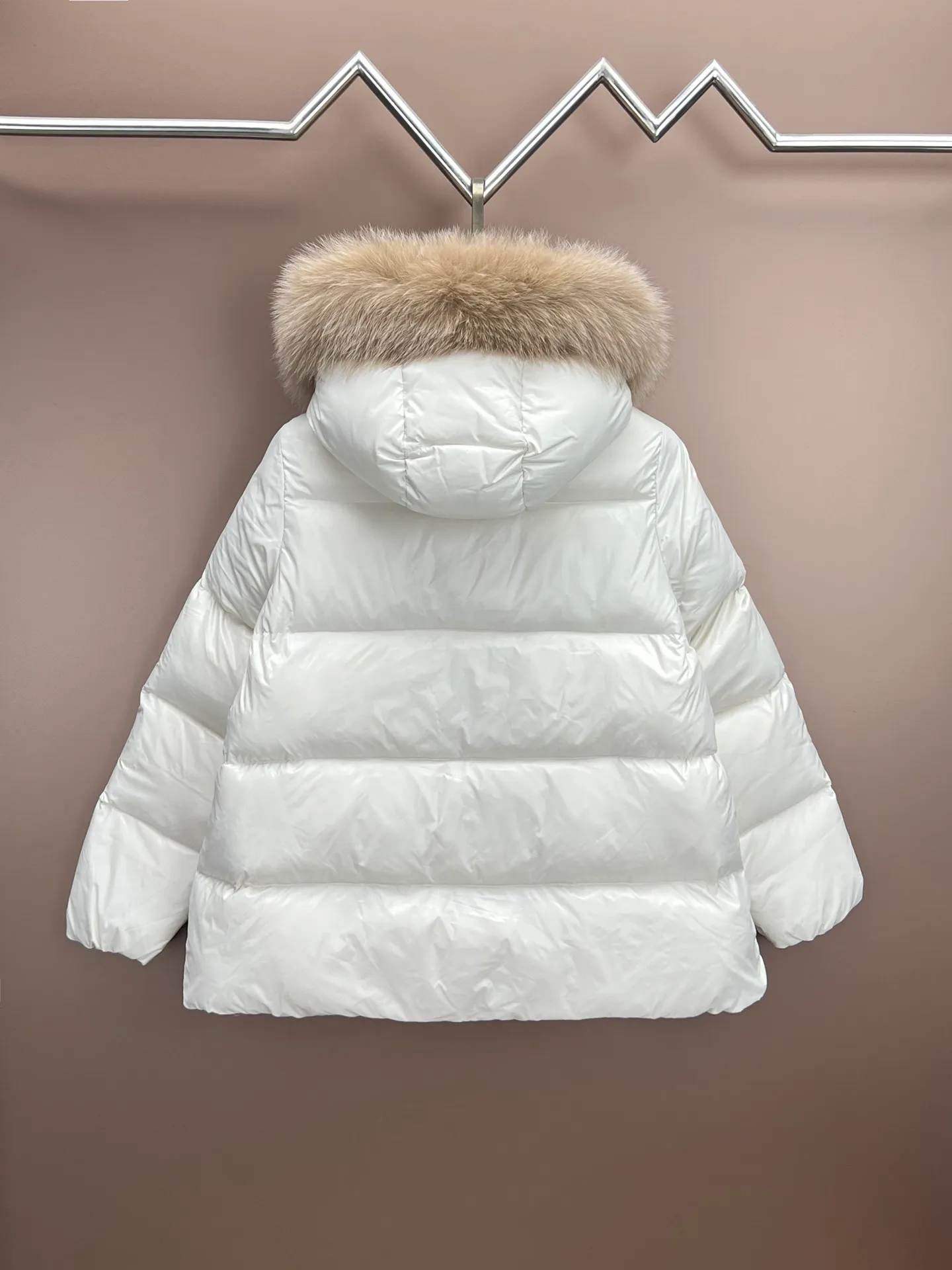 P980 new down ⬆️Moncler Laiche short style for women. Detachable imported Finnish fox fur collar. The barcode model number is consistent with the official website. The tag has built-in NFC electronic induction anti-counterfeiting. Supports multiple anti-counterfeiting verifications. The factory comes standard with a full set of counter gift box packaging. 🎁Not the low-end garbage in the market. Laiche women's down combines elegant design and luxurious details, and can be easily changed according to mood and climate. It is a classic series.  The Laiche women's down combines femininity and luxury in a shiny lacquered nylon with a synthetic brim. The brim is easily removable, making it suitable for a variety of casual or elegant occasions. Details •Made from patented nylon •Painted nylon lining •Down filled •Removable synthetic brim with concealed snap fastening •Hood •Interior front flap pocket with grosgrain detail •Zip closure •Zip pockets •Adjustable stretch cuffs Size : 1-4 Black Beige