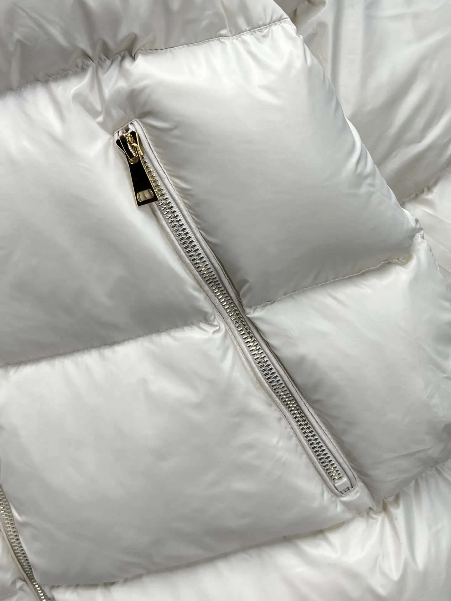 P980 new down ⬆️Moncler Laiche short style for women. Detachable imported Finnish fox fur collar. The barcode model number is consistent with the official website. The tag has built-in NFC electronic induction anti-counterfeiting. Supports multiple anti-counterfeiting verifications. The factory comes standard with a full set of counter gift box packaging. 🎁Not the low-end garbage in the market. Laiche women's down combines elegant design and luxurious details, and can be easily changed according to mood and climate. It is a classic series.  The Laiche women's down combines femininity and luxury in a shiny lacquered nylon with a synthetic brim. The brim is easily removable, making it suitable for a variety of casual or elegant occasions. Details •Made from patented nylon •Painted nylon lining •Down filled •Removable synthetic brim with concealed snap fastening •Hood •Interior front flap pocket with grosgrain detail •Zip closure •Zip pockets •Adjustable stretch cuffs Size : 1-4 Black Beige