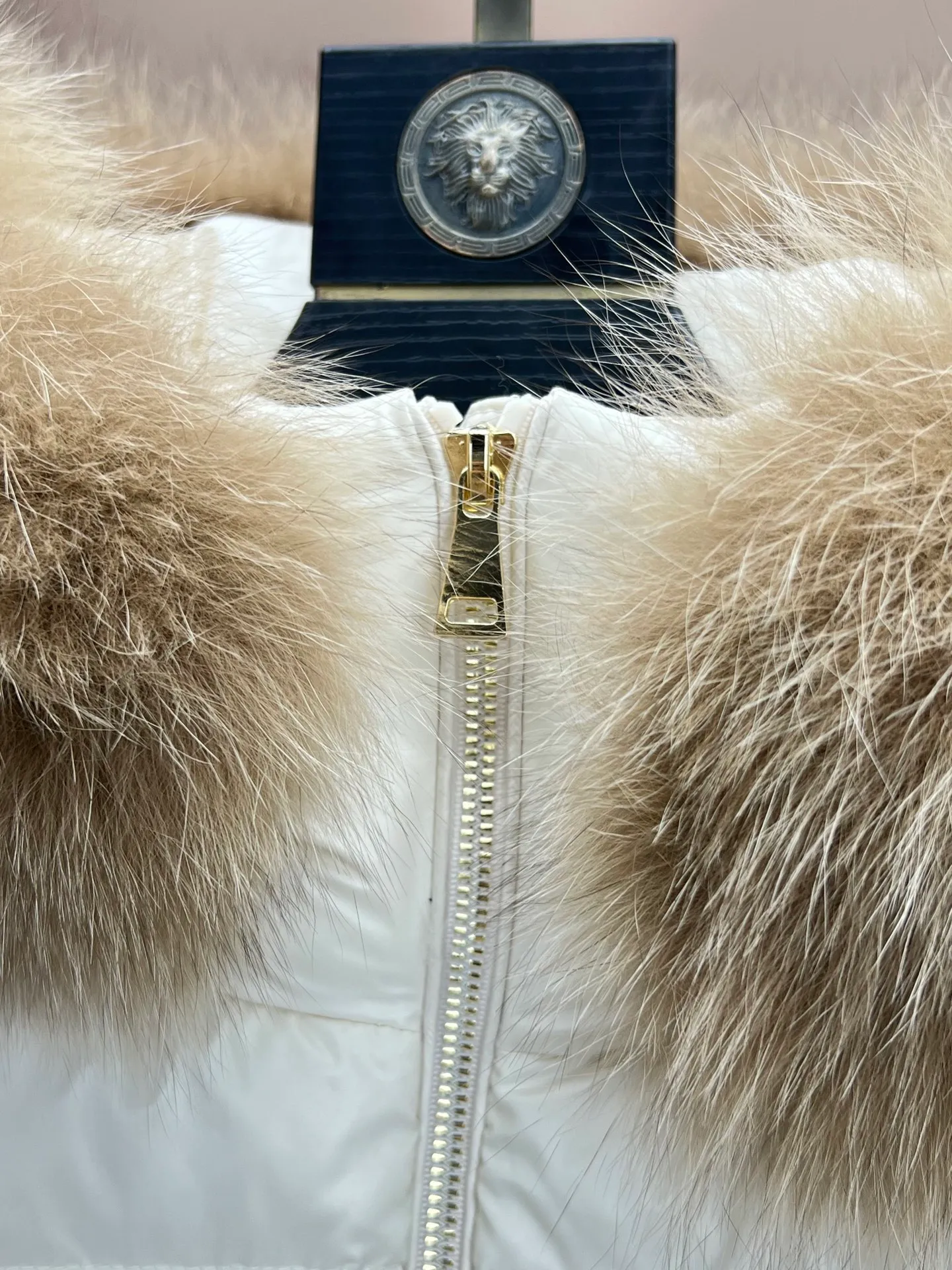 P980 new down ⬆️Moncler Laiche short style for women. Detachable imported Finnish fox fur collar. The barcode model number is consistent with the official website. The tag has built-in NFC electronic induction anti-counterfeiting. Supports multiple anti-counterfeiting verifications. The factory comes standard with a full set of counter gift box packaging. 🎁Not the low-end garbage in the market. Laiche women's down combines elegant design and luxurious details, and can be easily changed according to mood and climate. It is a classic series.  The Laiche women's down combines femininity and luxury in a shiny lacquered nylon with a synthetic brim. The brim is easily removable, making it suitable for a variety of casual or elegant occasions. Details •Made from patented nylon •Painted nylon lining •Down filled •Removable synthetic brim with concealed snap fastening •Hood •Interior front flap pocket with grosgrain detail •Zip closure •Zip pockets •Adjustable stretch cuffs Size : 1-4 Black Beige