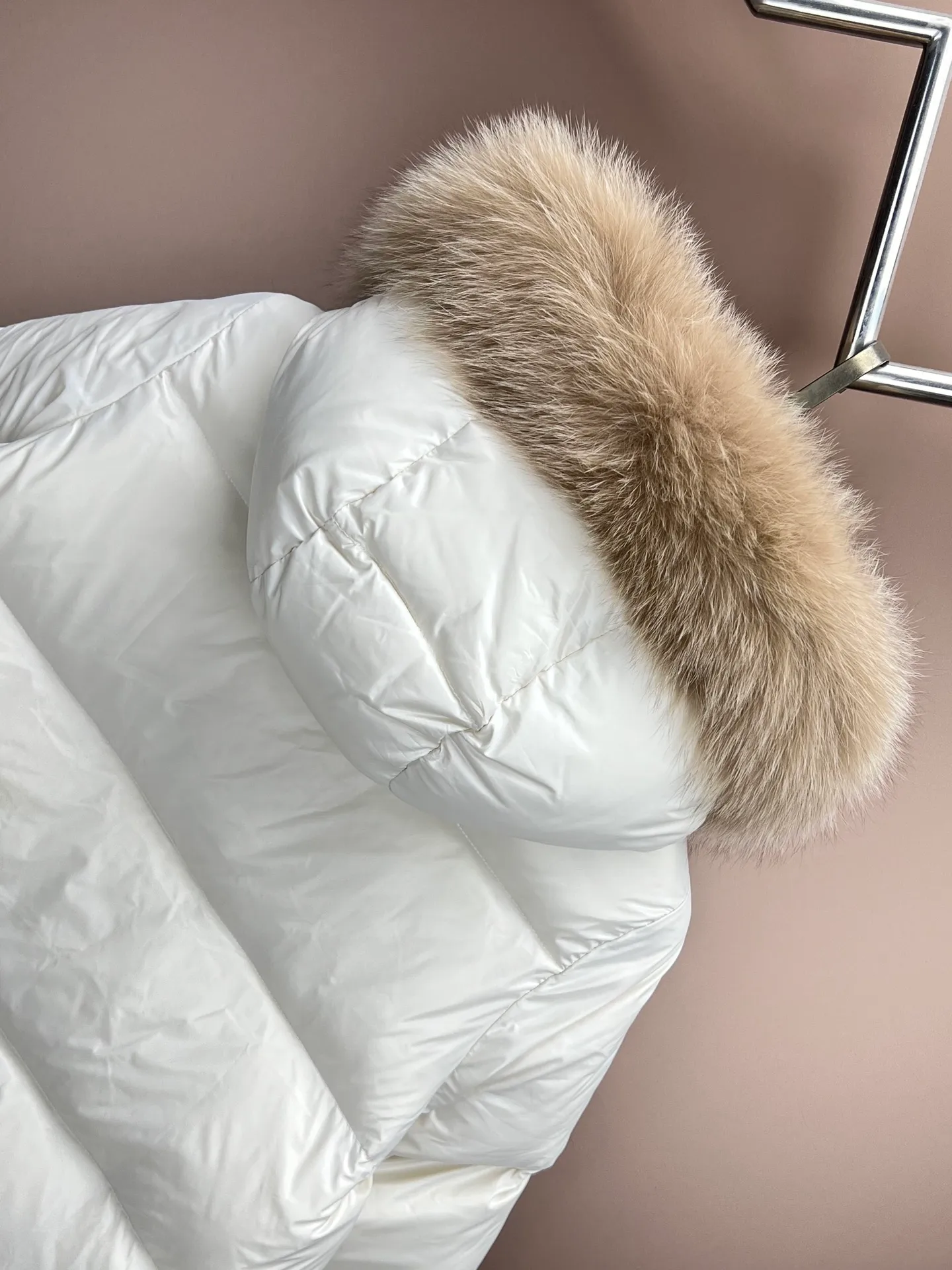 P980 new down ⬆️Moncler Laiche short style for women. Detachable imported Finnish fox fur collar. The barcode model number is consistent with the official website. The tag has built-in NFC electronic induction anti-counterfeiting. Supports multiple anti-counterfeiting verifications. The factory comes standard with a full set of counter gift box packaging. 🎁Not the low-end garbage in the market. Laiche women's down combines elegant design and luxurious details, and can be easily changed according to mood and climate. It is a classic series.  The Laiche women's down combines femininity and luxury in a shiny lacquered nylon with a synthetic brim. The brim is easily removable, making it suitable for a variety of casual or elegant occasions. Details •Made from patented nylon •Painted nylon lining •Down filled •Removable synthetic brim with concealed snap fastening •Hood •Interior front flap pocket with grosgrain detail •Zip closure •Zip pockets •Adjustable stretch cuffs Size : 1-4 Black Beige