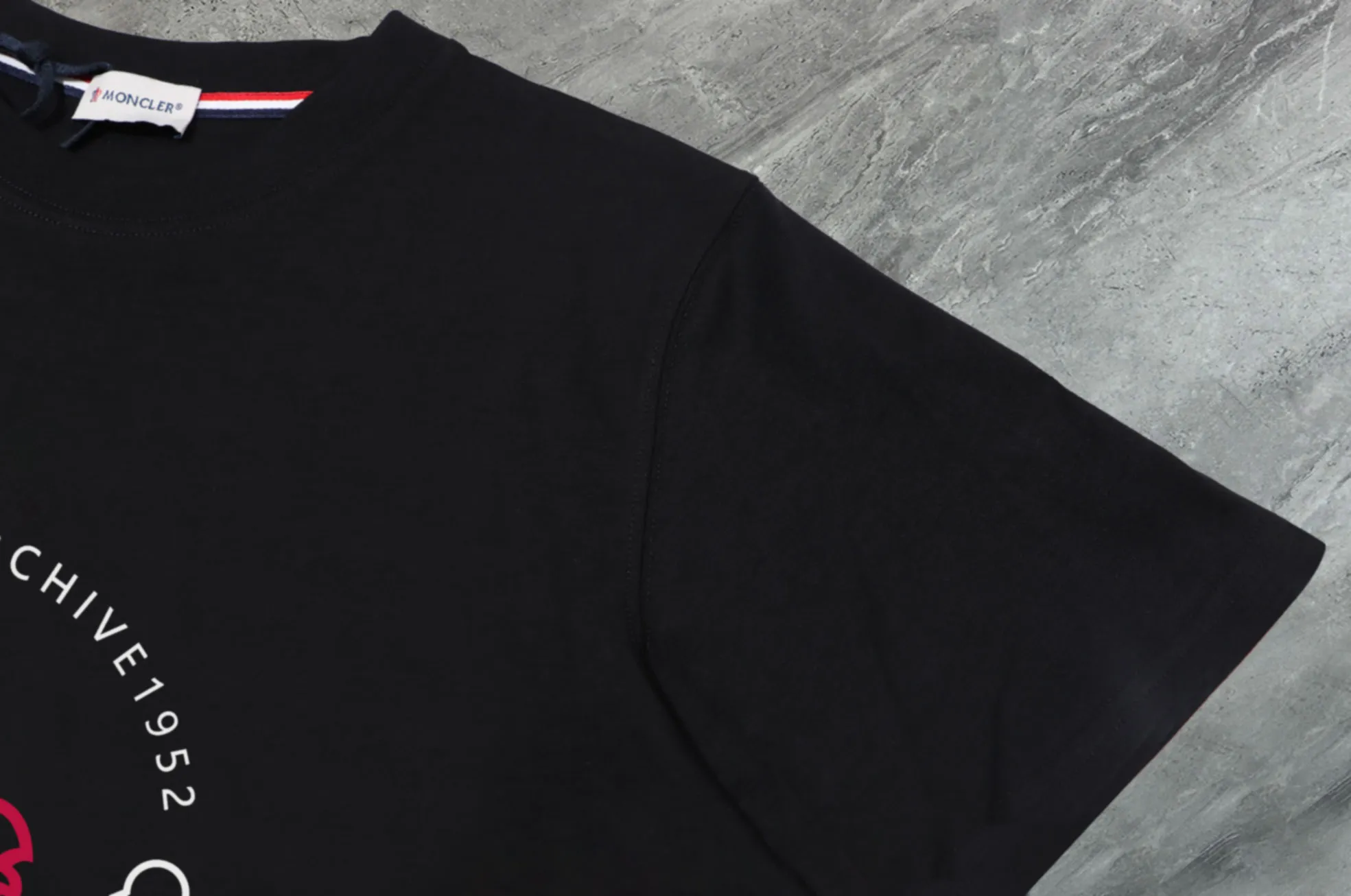 P140 💰Upgraded version "Mobile phone smart sensor ~ NFC chip armband ~ direct access to the official website for anti-counterfeiting" "Moncler ~ Mouth Mouth" 2025 new high-quality round neck short-sleeved T-shirt. The cuffs have imported embroidered labels. Customized dyeing, very comfortable to touch. Super versatile and good-looking short-sleeved. Complete with three labels. Non-market ordinary version. Feel free to compare. Quality is absolutely guaranteed! ‼ First of all, this original fabric is all custom-woven with 32-count double yarn fabric, 250G, and the weight is the same‼ Fine workmanship, double waistcoat method, double waistcoat method, double waistcoat method makes the whole dress more three-dimensional, which is not a craft that ordinary T-shirts can achieve🤪 Size: S-M-L-XL-2XL Color: black, white, apricot, same style for men and women