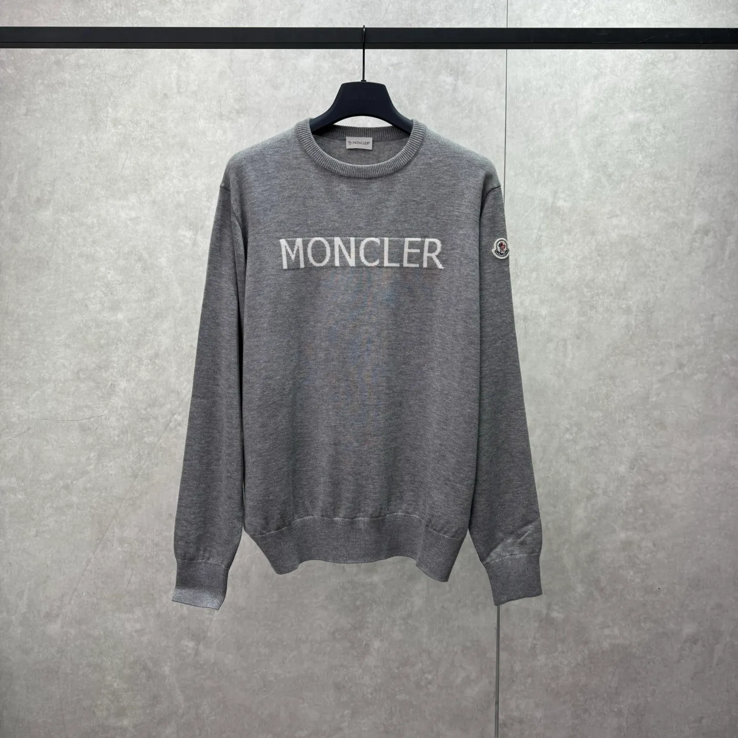 P420 MONCLER hooded jacquard crew neck sweater SIZE S/M/L/XL Fabric selection: Wool blended fabric is used, mainly 95% wool, combined with 4% nylon and 1% spandex. The main body of wool ensures the warmth and comfort of the clothing. The addition of a small amount of nylon and spandex significantly improves the elasticity and wear resistance. The ribbed decorative parts are made of 100% wool, which further enhances the overall texture.  Technology: Using a high needle count and fine gauge loom, combined with the orderly direction of the internal yarns, the floating threads are cleverly woven and stored, with almost no unnecessary thread mess. The color switching of each group of letters is synchronized with the knitting needles in milliseconds, forming an exquisite letter LOGO jacquard decoration on the chest.
