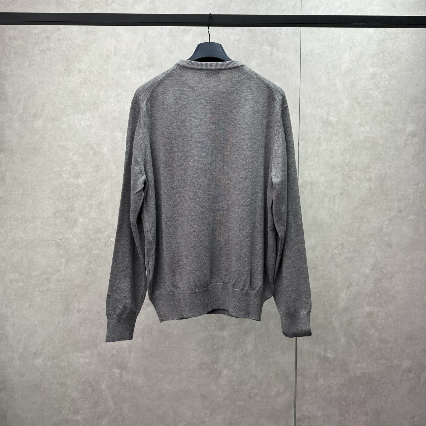 P420 MONCLER hooded jacquard crew neck sweater SIZE S/M/L/XL Fabric selection: Wool blended fabric is used, mainly 95% wool, combined with 4% nylon and 1% spandex. The main body of wool ensures the warmth and comfort of the clothing. The addition of a small amount of nylon and spandex significantly improves the elasticity and wear resistance. The ribbed decorative parts are made of 100% wool, which further enhances the overall texture.  Technology: Using a high needle count and fine gauge loom, combined with the orderly direction of the internal yarns, the floating threads are cleverly woven and stored, with almost no unnecessary thread mess. The color switching of each group of letters is synchronized with the knitting needles in milliseconds, forming an exquisite letter LOGO jacquard decoration on the chest.