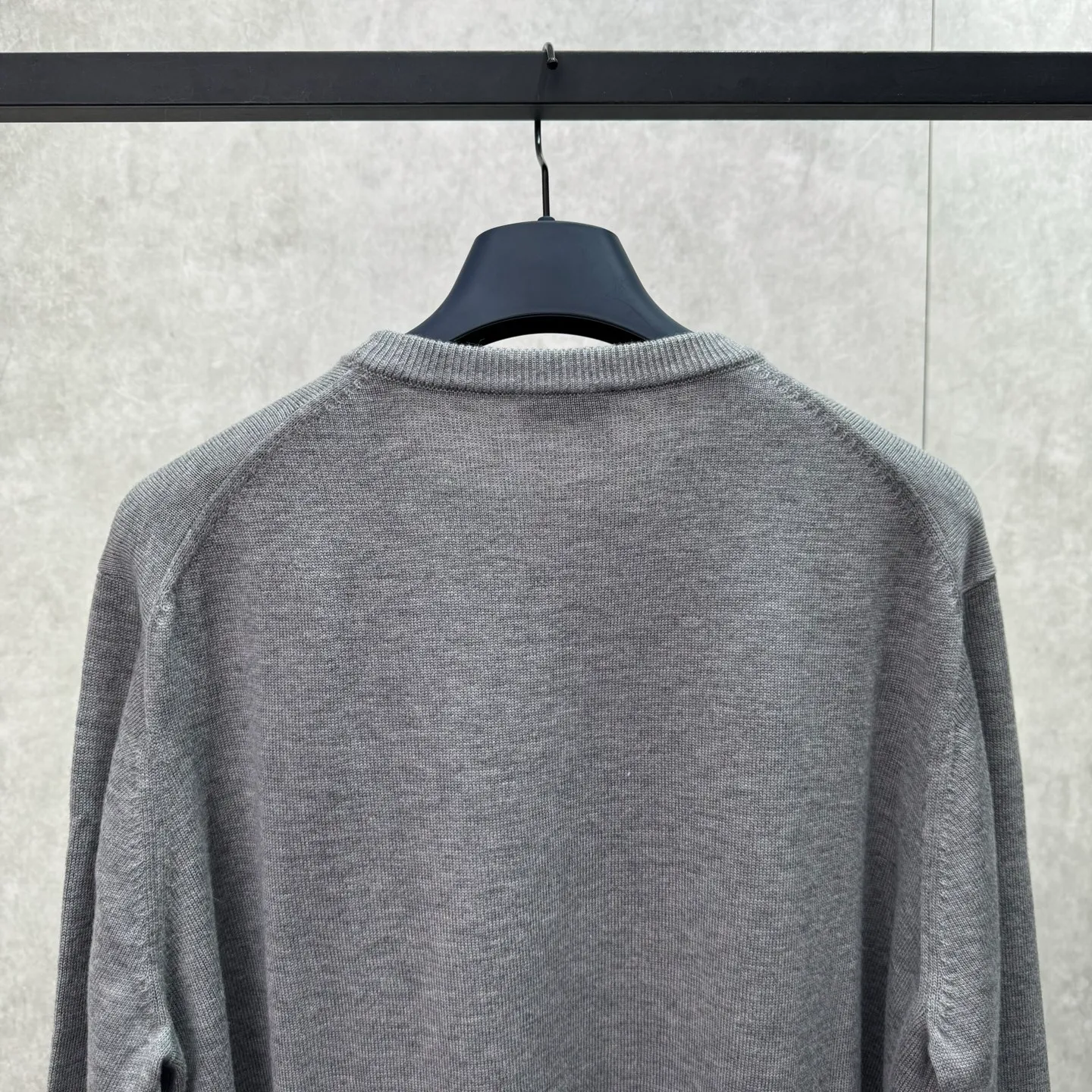 P420 MONCLER hooded jacquard crew neck sweater SIZE S/M/L/XL Fabric selection: Wool blended fabric is used, mainly 95% wool, combined with 4% nylon and 1% spandex. The main body of wool ensures the warmth and comfort of the clothing. The addition of a small amount of nylon and spandex significantly improves the elasticity and wear resistance. The ribbed decorative parts are made of 100% wool, which further enhances the overall texture.  Technology: Using a high needle count and fine gauge loom, combined with the orderly direction of the internal yarns, the floating threads are cleverly woven and stored, with almost no unnecessary thread mess. The color switching of each group of letters is synchronized with the knitting needles in milliseconds, forming an exquisite letter LOGO jacquard decoration on the chest.
