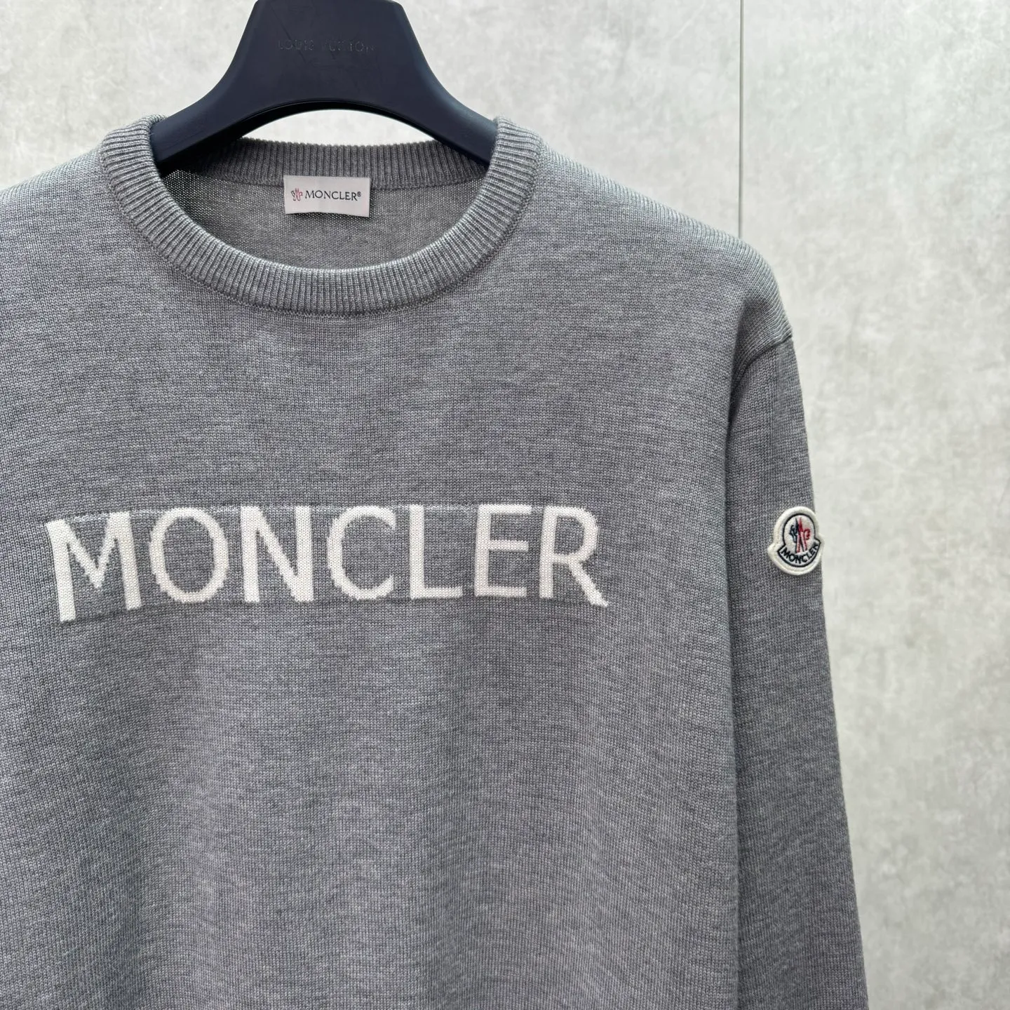 P420 MONCLER hooded jacquard crew neck sweater SIZE S/M/L/XL Fabric selection: Wool blended fabric is used, mainly 95% wool, combined with 4% nylon and 1% spandex. The main body of wool ensures the warmth and comfort of the clothing. The addition of a small amount of nylon and spandex significantly improves the elasticity and wear resistance. The ribbed decorative parts are made of 100% wool, which further enhances the overall texture.  Technology: Using a high needle count and fine gauge loom, combined with the orderly direction of the internal yarns, the floating threads are cleverly woven and stored, with almost no unnecessary thread mess. The color switching of each group of letters is synchronized with the knitting needles in milliseconds, forming an exquisite letter LOGO jacquard decoration on the chest.