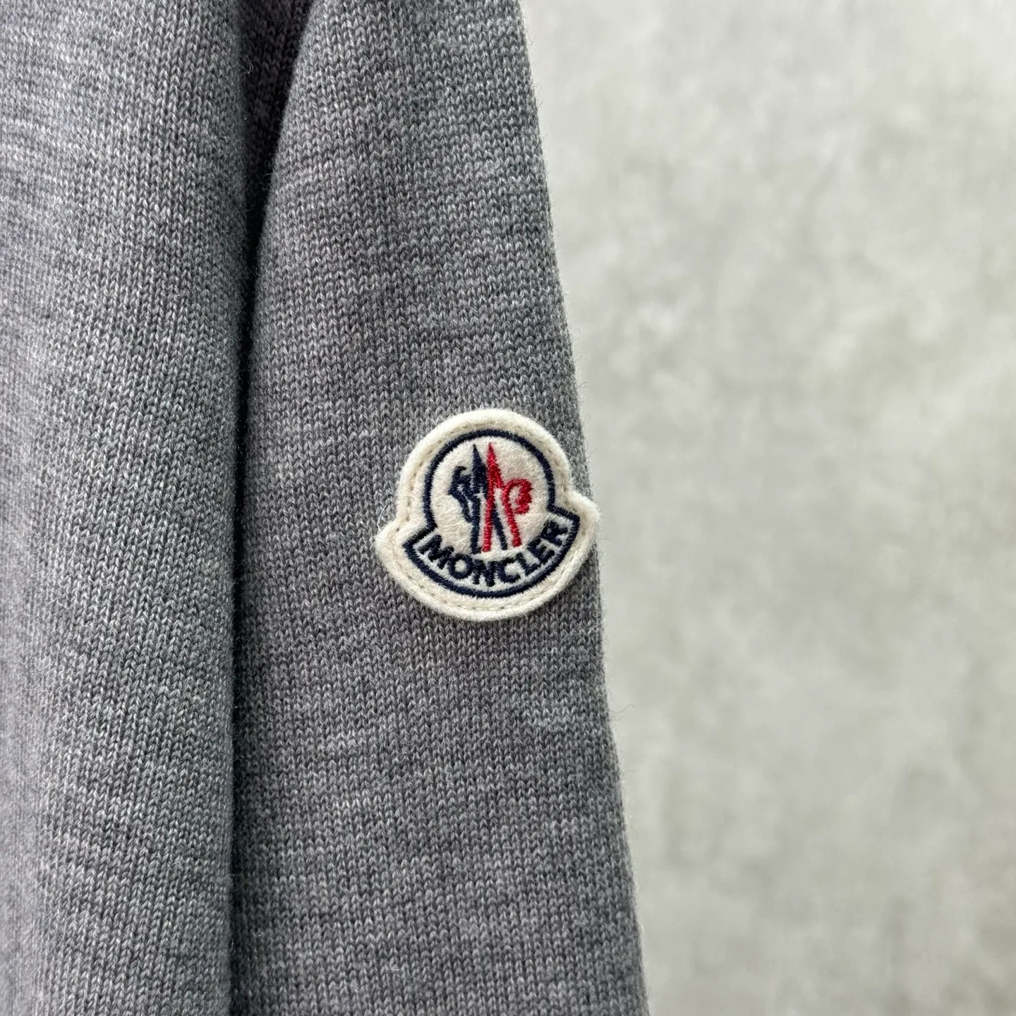 P420 MONCLER hooded jacquard crew neck sweater SIZE S/M/L/XL Fabric selection: Wool blended fabric is used, mainly 95% wool, combined with 4% nylon and 1% spandex. The main body of wool ensures the warmth and comfort of the clothing. The addition of a small amount of nylon and spandex significantly improves the elasticity and wear resistance. The ribbed decorative parts are made of 100% wool, which further enhances the overall texture.  Technology: Using a high needle count and fine gauge loom, combined with the orderly direction of the internal yarns, the floating threads are cleverly woven and stored, with almost no unnecessary thread mess. The color switching of each group of letters is synchronized with the knitting needles in milliseconds, forming an exquisite letter LOGO jacquard decoration on the chest.