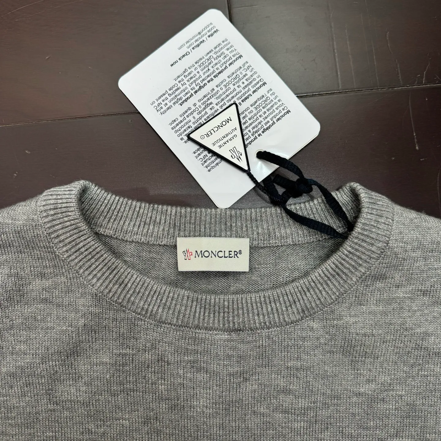 P420 MONCLER hooded jacquard crew neck sweater SIZE S/M/L/XL Fabric selection: Wool blended fabric is used, mainly 95% wool, combined with 4% nylon and 1% spandex. The main body of wool ensures the warmth and comfort of the clothing. The addition of a small amount of nylon and spandex significantly improves the elasticity and wear resistance. The ribbed decorative parts are made of 100% wool, which further enhances the overall texture.  Technology: Using a high needle count and fine gauge loom, combined with the orderly direction of the internal yarns, the floating threads are cleverly woven and stored, with almost no unnecessary thread mess. The color switching of each group of letters is synchronized with the knitting needles in milliseconds, forming an exquisite letter LOGO jacquard decoration on the chest.