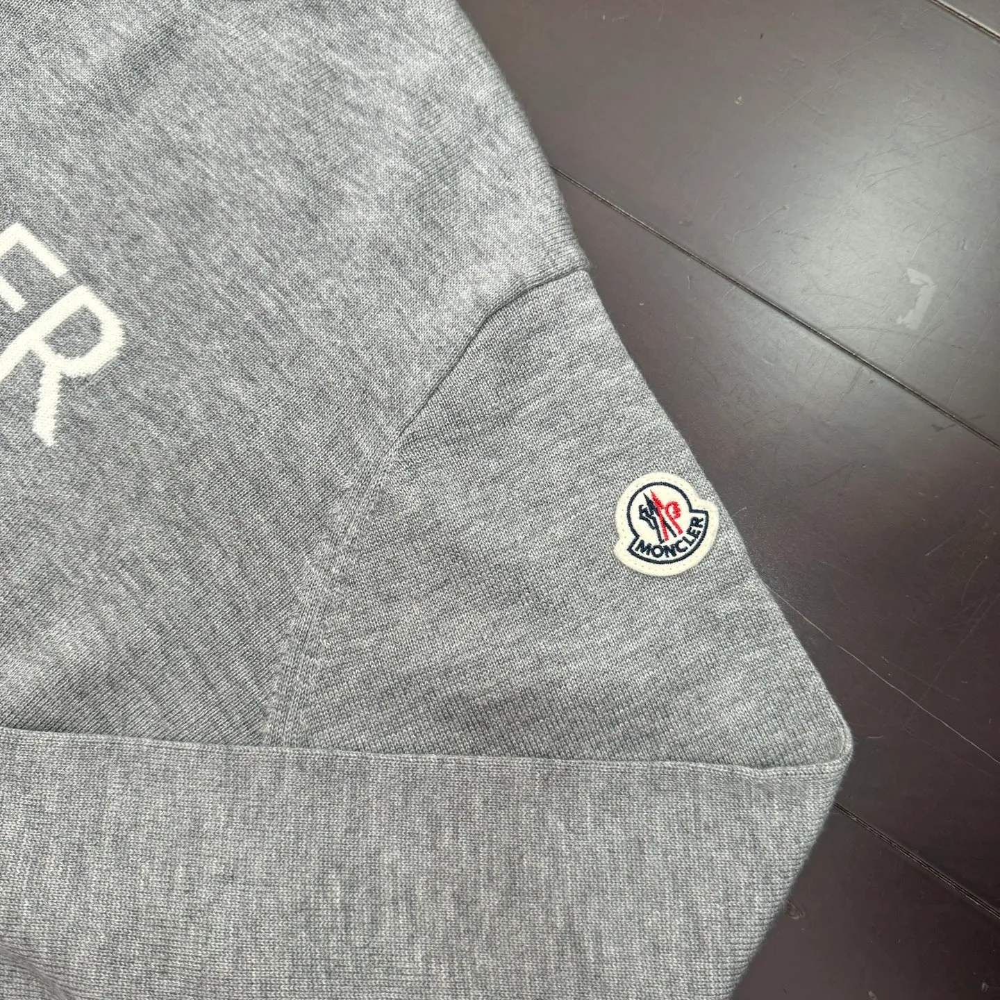 P420 MONCLER hooded jacquard crew neck sweater SIZE S/M/L/XL Fabric selection: Wool blended fabric is used, mainly 95% wool, combined with 4% nylon and 1% spandex. The main body of wool ensures the warmth and comfort of the clothing. The addition of a small amount of nylon and spandex significantly improves the elasticity and wear resistance. The ribbed decorative parts are made of 100% wool, which further enhances the overall texture.  Technology: Using a high needle count and fine gauge loom, combined with the orderly direction of the internal yarns, the floating threads are cleverly woven and stored, with almost no unnecessary thread mess. The color switching of each group of letters is synchronized with the knitting needles in milliseconds, forming an exquisite letter LOGO jacquard decoration on the chest.