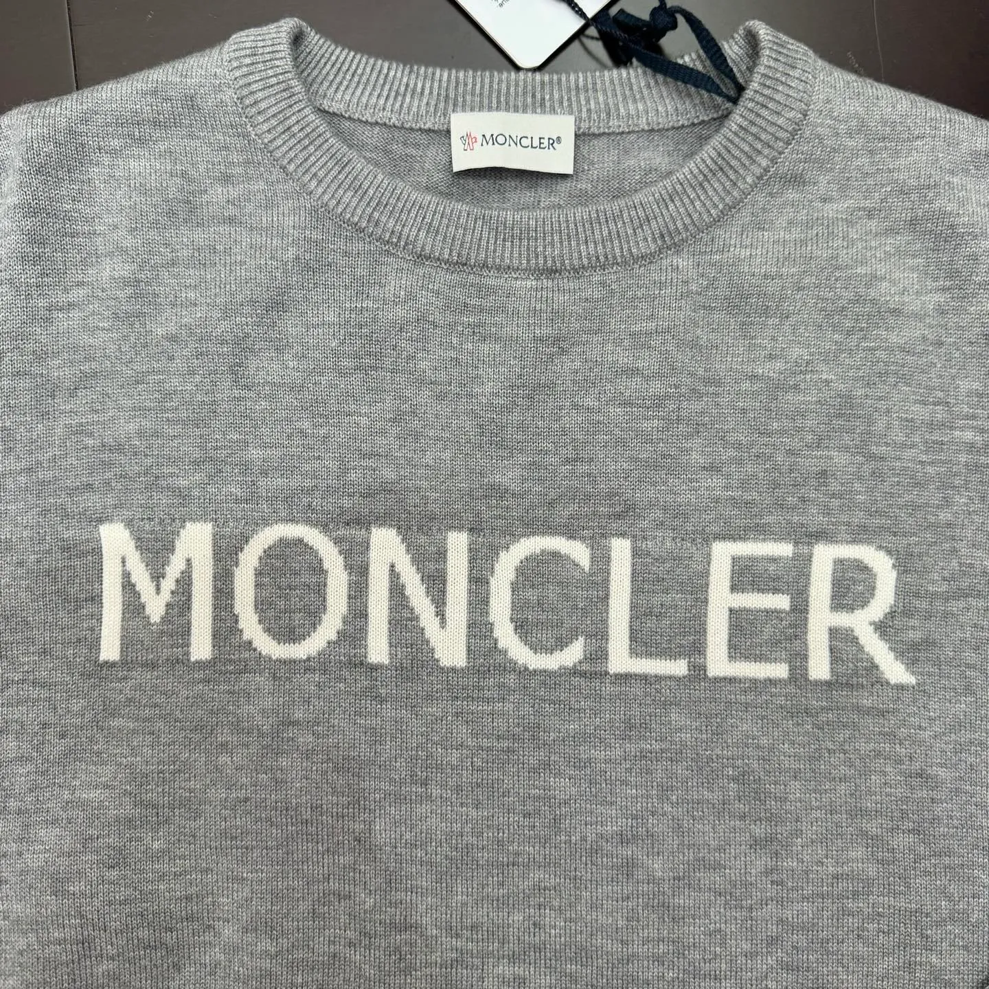 P420 MONCLER hooded jacquard crew neck sweater SIZE S/M/L/XL Fabric selection: Wool blended fabric is used, mainly 95% wool, combined with 4% nylon and 1% spandex. The main body of wool ensures the warmth and comfort of the clothing. The addition of a small amount of nylon and spandex significantly improves the elasticity and wear resistance. The ribbed decorative parts are made of 100% wool, which further enhances the overall texture.  Technology: Using a high needle count and fine gauge loom, combined with the orderly direction of the internal yarns, the floating threads are cleverly woven and stored, with almost no unnecessary thread mess. The color switching of each group of letters is synchronized with the knitting needles in milliseconds, forming an exquisite letter LOGO jacquard decoration on the chest.