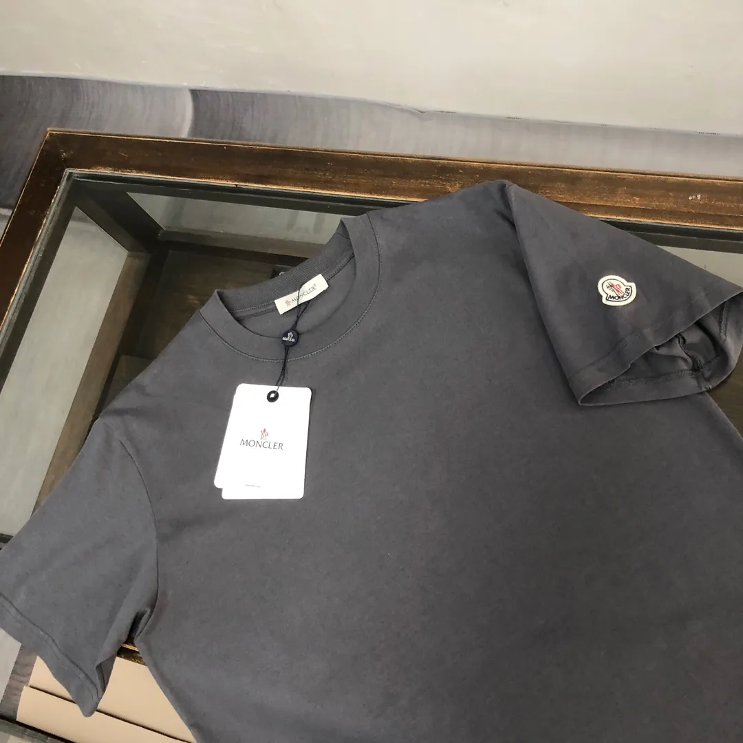 P160 MONCLER masked clean short-sleeved T-shirt. The fabric upper body is comfortable and breathable, not stiff, slim cut, and made of high-end custom-made pure cotton fabric! The upper body is comfortable and stylish, and it can be worn alone as an inner layer. It is a must-have for fashionistas! ! ! Color: Black White Light Gray Royal Blue Sky Blue Dark Gray Orange Brown Size: S M L XL (Loose version! Please indicate your height and weight when placing an order)