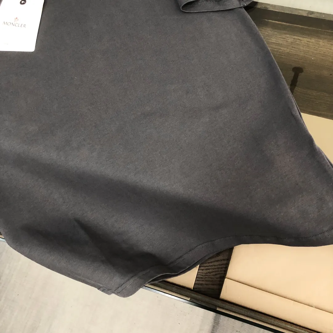 P160 MONCLER masked clean short-sleeved T-shirt. The fabric upper body is comfortable and breathable, not stiff, slim cut, and made of high-end custom-made pure cotton fabric! The upper body is comfortable and stylish, and it can be worn alone as an inner layer. It is a must-have for fashionistas! ! ! Color: Black White Light Gray Royal Blue Sky Blue Dark Gray Orange Brown Size: S M L XL (Loose version! Please indicate your height and weight when placing an order)