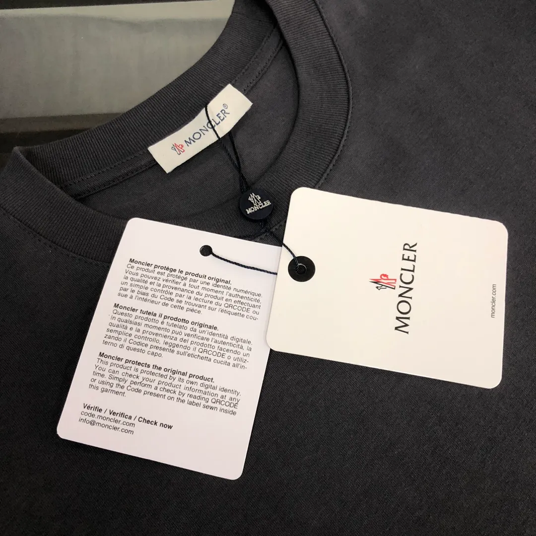 P160 MONCLER masked clean short-sleeved T-shirt. The fabric upper body is comfortable and breathable, not stiff, slim cut, and made of high-end custom-made pure cotton fabric! The upper body is comfortable and stylish, and it can be worn alone as an inner layer. It is a must-have for fashionistas! ! ! Color: Black White Light Gray Royal Blue Sky Blue Dark Gray Orange Brown Size: S M L XL (Loose version! Please indicate your height and weight when placing an order)
