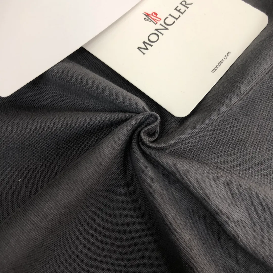 P160 MONCLER masked clean short-sleeved T-shirt. The fabric upper body is comfortable and breathable, not stiff, slim cut, and made of high-end custom-made pure cotton fabric! The upper body is comfortable and stylish, and it can be worn alone as an inner layer. It is a must-have for fashionistas! ! ! Color: Black White Light Gray Royal Blue Sky Blue Dark Gray Orange Brown Size: S M L XL (Loose version! Please indicate your height and weight when placing an order)