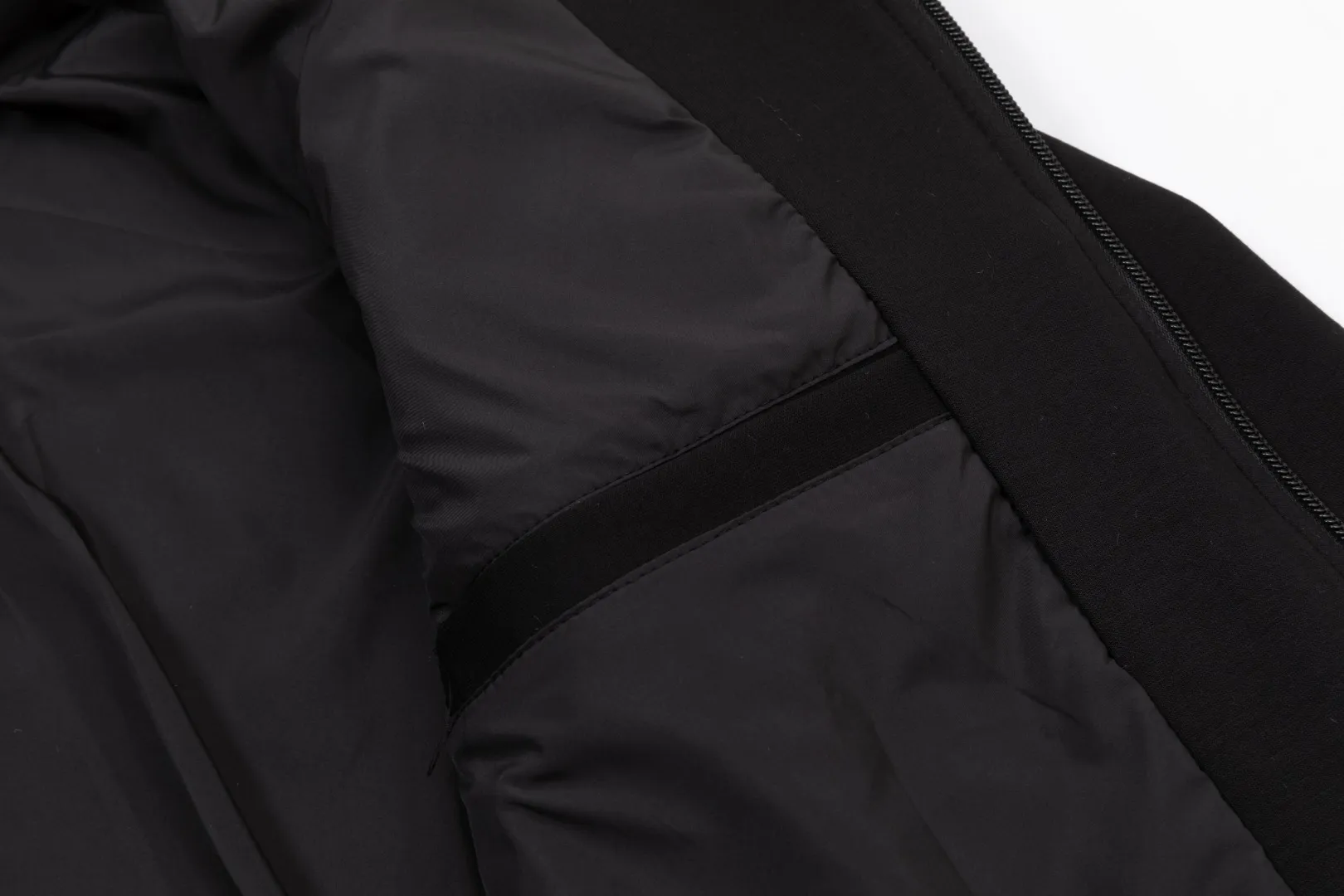P520 Moncler SS high-end goods, new high-quality jackets for autumn and winter, the main popular version, carefully selected customized fabrics, higher grade, high-density memory brushed lining, more fashionable and comfortable, high-standard customization, the upper body is very stylish, classic and versatile, can be matched with any fashion, the version is super good, it is recommended!  Size: L-5XL
