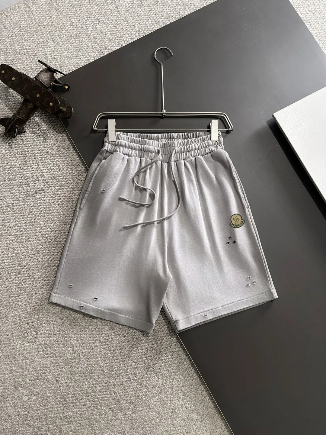 Next day delivery P300 High-quality MONCLER/muzzle 2025 spring and summer new casual solid color loose shorts with elastic band, two-needle stitching at the hem of the trousers, fine and firm stitching, custom-made fabrics at the counter with high breathability and comfort, impeccable details, brand element design concept, reflecting high quality. It feels delicate and soft! It presents a casual cut and the upper body shape is great! Size: S-XXL