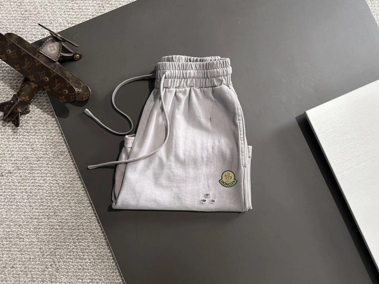Next day delivery P300 High-quality MONCLER/muzzle 2025 spring and summer new casual solid color loose shorts with elastic band, two-needle stitching at the hem of the trousers, fine and firm stitching, custom-made fabrics at the counter with high breathability and comfort, impeccable details, brand element design concept, reflecting high quality. It feels delicate and soft! It presents a casual cut and the upper body shape is great! Size: S-XXL