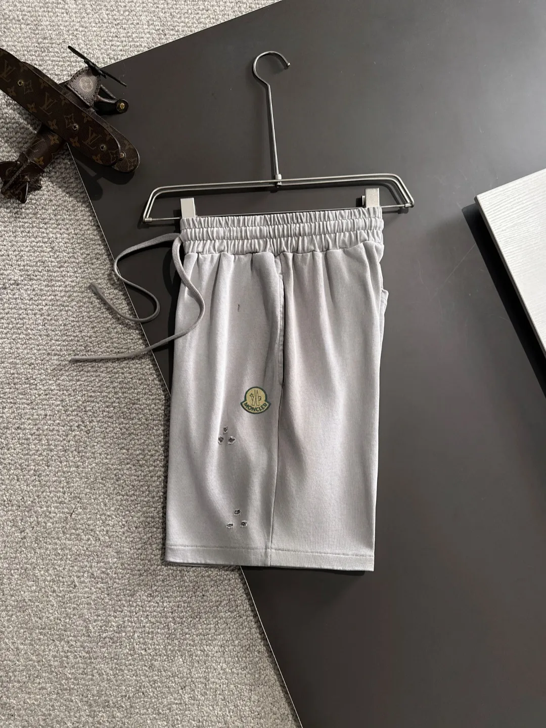 Next day delivery P300 High-quality MONCLER/muzzle 2025 spring and summer new casual solid color loose shorts with elastic band, two-needle stitching at the hem of the trousers, fine and firm stitching, custom-made fabrics at the counter with high breathability and comfort, impeccable details, brand element design concept, reflecting high quality. It feels delicate and soft! It presents a casual cut and the upper body shape is great! Size: S-XXL