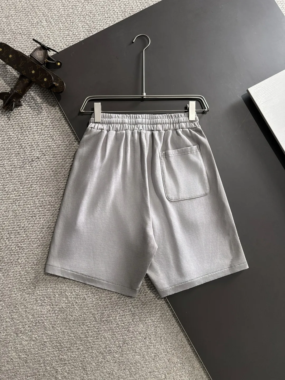 Next day delivery P300 High-quality MONCLER/muzzle 2025 spring and summer new casual solid color loose shorts with elastic band, two-needle stitching at the hem of the trousers, fine and firm stitching, custom-made fabrics at the counter with high breathability and comfort, impeccable details, brand element design concept, reflecting high quality. It feels delicate and soft! It presents a casual cut and the upper body shape is great! Size: S-XXL