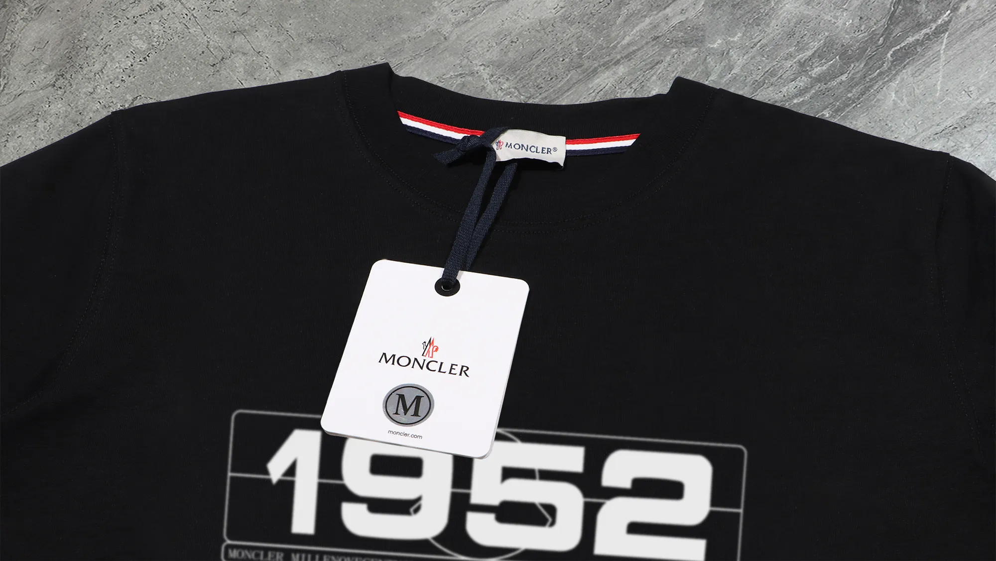 P210 High-version sweatshirt) [Long-term stock] 〖𝐌𝐎𝐍𝐂𝐋𝐄𝐑~Mask〗 Made of 440g heavy-weight fabric. It is different from the market currency. It can be matched with any variety and is properly handsome. 😎The whole dress is made of double waistcoats. The double waistcoats make the whole dress more three-dimensional. Not ordinary factories can do such fine work. 2025 Spring runway version of the T stage, on sale at the counter, round neck terry sweatshirt, high-end double-strand pure cotton, custom-made stretch ribs, dyed in the same vat, complete with three standards, matched with exquisite embroidered LOGO on the chest, simple and advanced, same style for men and women. Color: black, apricot, white, size: S M L XL 2XL