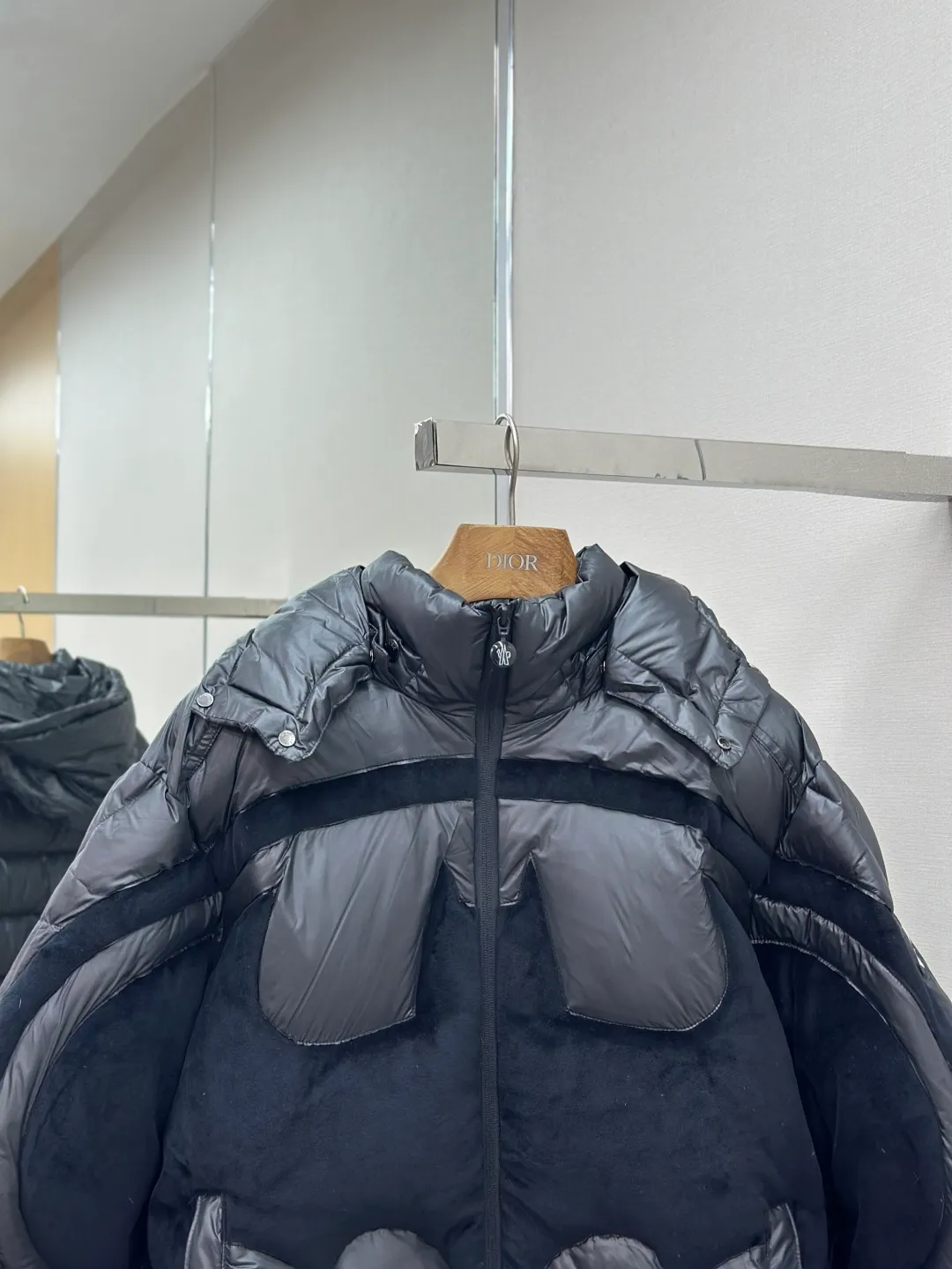 P1210 Moncler Batman Logo Down Jacket Customized black premium carbon black coated windbreaker fabric Customized Korean trendy velvet knitted fabric Made of 400D calendered bile fabric National standard 95 white goose down (welcome to test) Full of down content Warmth and light fluffy Craftsmanship to create a joint series Decorated with the Batman logo on the front Inspired by the famous superhero High degree of recognition The iconic Moncler embroidered logo is present on the sleeves It highlights the brand style and pays tribute to the classics. It is also an interpretation of modern fashion. It tightly locks in body temperature and enjoys warmth and comfort. It becomes the most intimate companion in winter. Process 1: Computer laser burning and cutting. It uses a high-energy laser beam to instantly melt the fabric fibers at high temperature. Precise cutting and engraving on the fabric according to the original pattern. The edges are flat to achieve seamless splicing. It effectively prevents the penetration of cold wind and improves the thermal insulation performance of the down jacket. Process 2: Computer mechanical down filling. Priority is given to making the inner liner pattern to determine the down filling area according to the original three-dimensional effect to determine the gram weight of down per square meter, thereby calculating the filling amount of each cut piece. The computer down filling machine uses a digital weighing unit to achieve stable measurement. Process 3: Computer template machine line running process. The line running process of the computer template machine shows extremely high neatness and smoothness. The craftsman accurately controls the size during the operation to ensure that each row line meets the design requirements. The lines of the entire template are smooth and unified, clean and beautiful. Paving: Customized 1:1 Moncler snap button Customized 1:1 Moncler zipper Customized 1:1 Moncler adjustment buckle Customized 1:1 Moncler pendant Customized 1:1 Moncler machine eye Customized 1:1 Moncler embroidered logo Customized 1:1 Moncler trademark Function: Detachable and adjustable hood. Match as you like Size: 1-6