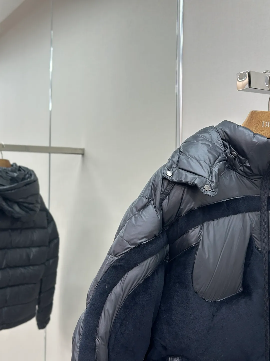 P1210 Moncler Batman Logo Down Jacket Customized black premium carbon black coated windbreaker fabric Customized Korean trendy velvet knitted fabric Made of 400D calendered bile fabric National standard 95 white goose down (welcome to test) Full of down content Warmth and light fluffy Craftsmanship to create a joint series Decorated with the Batman logo on the front Inspired by the famous superhero High degree of recognition The iconic Moncler embroidered logo is present on the sleeves It highlights the brand style and pays tribute to the classics. It is also an interpretation of modern fashion. It tightly locks in body temperature and enjoys warmth and comfort. It becomes the most intimate companion in winter. Process 1: Computer laser burning and cutting. It uses a high-energy laser beam to instantly melt the fabric fibers at high temperature. Precise cutting and engraving on the fabric according to the original pattern. The edges are flat to achieve seamless splicing. It effectively prevents the penetration of cold wind and improves the thermal insulation performance of the down jacket. Process 2: Computer mechanical down filling. Priority is given to making the inner liner pattern to determine the down filling area according to the original three-dimensional effect to determine the gram weight of down per square meter, thereby calculating the filling amount of each cut piece. The computer down filling machine uses a digital weighing unit to achieve stable measurement. Process 3: Computer template machine line running process. The line running process of the computer template machine shows extremely high neatness and smoothness. The craftsman accurately controls the size during the operation to ensure that each row line meets the design requirements. The lines of the entire template are smooth and unified, clean and beautiful. Paving: Customized 1:1 Moncler snap button Customized 1:1 Moncler zipper Customized 1:1 Moncler adjustment buckle Customized 1:1 Moncler pendant Customized 1:1 Moncler machine eye Customized 1:1 Moncler embroidered logo Customized 1:1 Moncler trademark Function: Detachable and adjustable hood. Match as you like Size: 1-6
