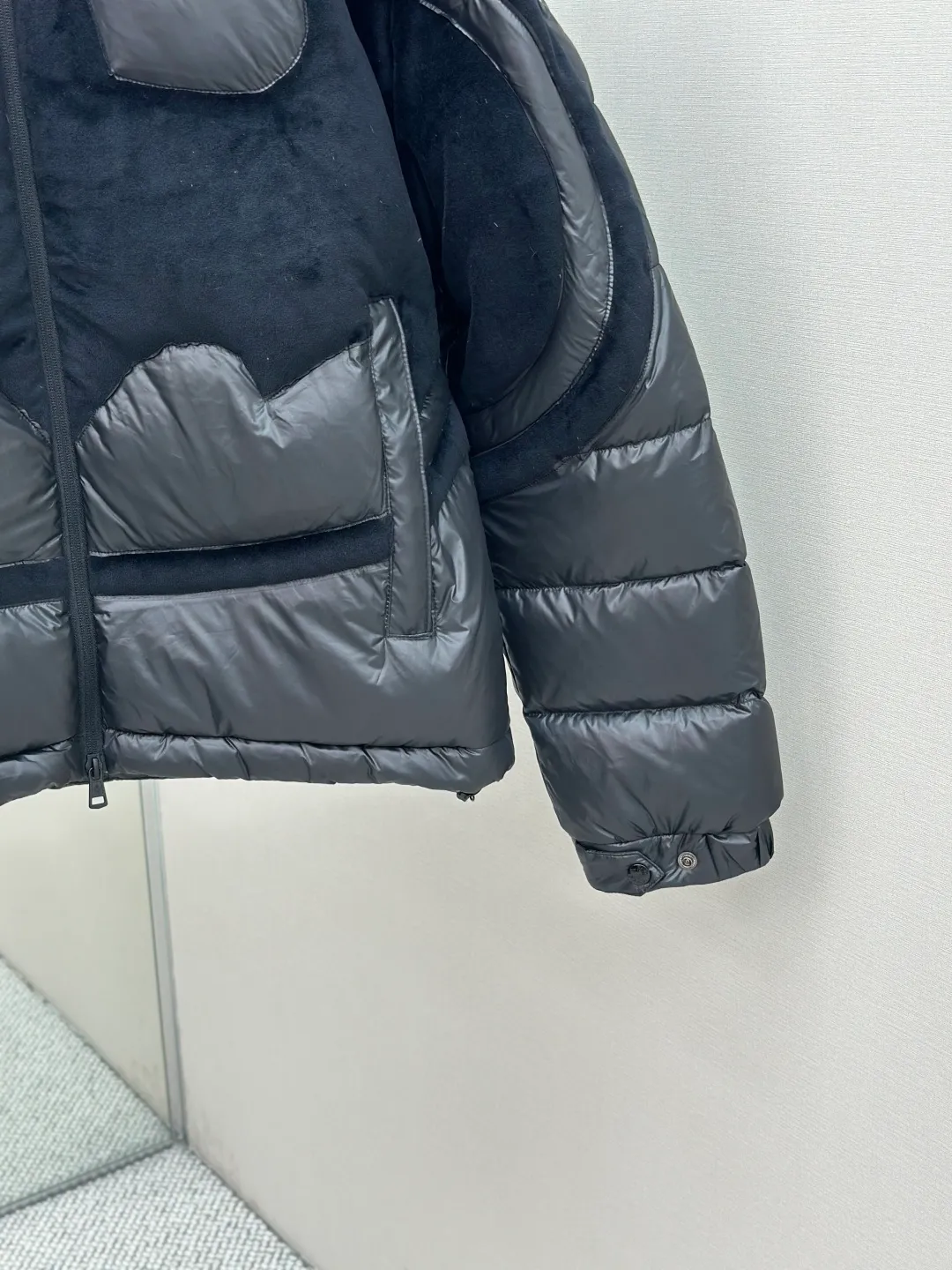 P1210 Moncler Batman Logo Down Jacket Customized black premium carbon black coated windbreaker fabric Customized Korean trendy velvet knitted fabric Made of 400D calendered bile fabric National standard 95 white goose down (welcome to test) Full of down content Warmth and light fluffy Craftsmanship to create a joint series Decorated with the Batman logo on the front Inspired by the famous superhero High degree of recognition The iconic Moncler embroidered logo is present on the sleeves It highlights the brand style and pays tribute to the classics. It is also an interpretation of modern fashion. It tightly locks in body temperature and enjoys warmth and comfort. It becomes the most intimate companion in winter. Process 1: Computer laser burning and cutting. It uses a high-energy laser beam to instantly melt the fabric fibers at high temperature. Precise cutting and engraving on the fabric according to the original pattern. The edges are flat to achieve seamless splicing. It effectively prevents the penetration of cold wind and improves the thermal insulation performance of the down jacket. Process 2: Computer mechanical down filling. Priority is given to making the inner liner pattern to determine the down filling area according to the original three-dimensional effect to determine the gram weight of down per square meter, thereby calculating the filling amount of each cut piece. The computer down filling machine uses a digital weighing unit to achieve stable measurement. Process 3: Computer template machine line running process. The line running process of the computer template machine shows extremely high neatness and smoothness. The craftsman accurately controls the size during the operation to ensure that each row line meets the design requirements. The lines of the entire template are smooth and unified, clean and beautiful. Paving: Customized 1:1 Moncler snap button Customized 1:1 Moncler zipper Customized 1:1 Moncler adjustment buckle Customized 1:1 Moncler pendant Customized 1:1 Moncler machine eye Customized 1:1 Moncler embroidered logo Customized 1:1 Moncler trademark Function: Detachable and adjustable hood. Match as you like Size: 1-6