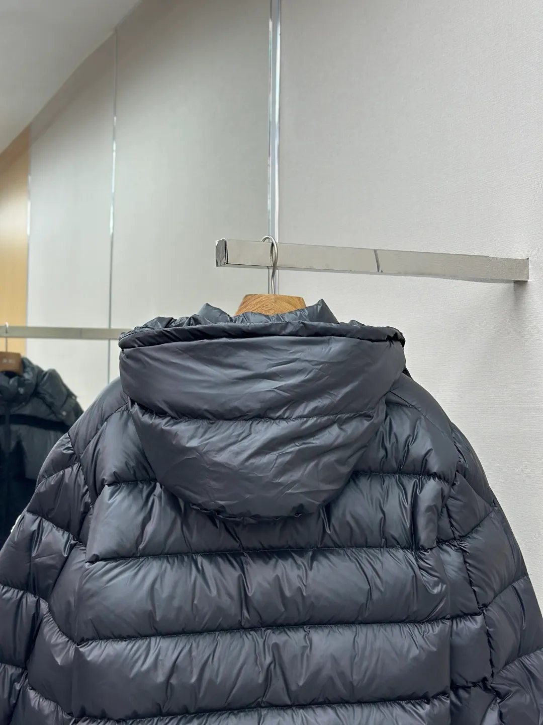 P1210 Moncler Batman Logo Down Jacket Customized black premium carbon black coated windbreaker fabric Customized Korean trendy velvet knitted fabric Made of 400D calendered bile fabric National standard 95 white goose down (welcome to test) Full of down content Warmth and light fluffy Craftsmanship to create a joint series Decorated with the Batman logo on the front Inspired by the famous superhero High degree of recognition The iconic Moncler embroidered logo is present on the sleeves It highlights the brand style and pays tribute to the classics. It is also an interpretation of modern fashion. It tightly locks in body temperature and enjoys warmth and comfort. It becomes the most intimate companion in winter. Process 1: Computer laser burning and cutting. It uses a high-energy laser beam to instantly melt the fabric fibers at high temperature. Precise cutting and engraving on the fabric according to the original pattern. The edges are flat to achieve seamless splicing. It effectively prevents the penetration of cold wind and improves the thermal insulation performance of the down jacket. Process 2: Computer mechanical down filling. Priority is given to making the inner liner pattern to determine the down filling area according to the original three-dimensional effect to determine the gram weight of down per square meter, thereby calculating the filling amount of each cut piece. The computer down filling machine uses a digital weighing unit to achieve stable measurement. Process 3: Computer template machine line running process. The line running process of the computer template machine shows extremely high neatness and smoothness. The craftsman accurately controls the size during the operation to ensure that each row line meets the design requirements. The lines of the entire template are smooth and unified, clean and beautiful. Paving: Customized 1:1 Moncler snap button Customized 1:1 Moncler zipper Customized 1:1 Moncler adjustment buckle Customized 1:1 Moncler pendant Customized 1:1 Moncler machine eye Customized 1:1 Moncler embroidered logo Customized 1:1 Moncler trademark Function: Detachable and adjustable hood. Match as you like Size: 1-6