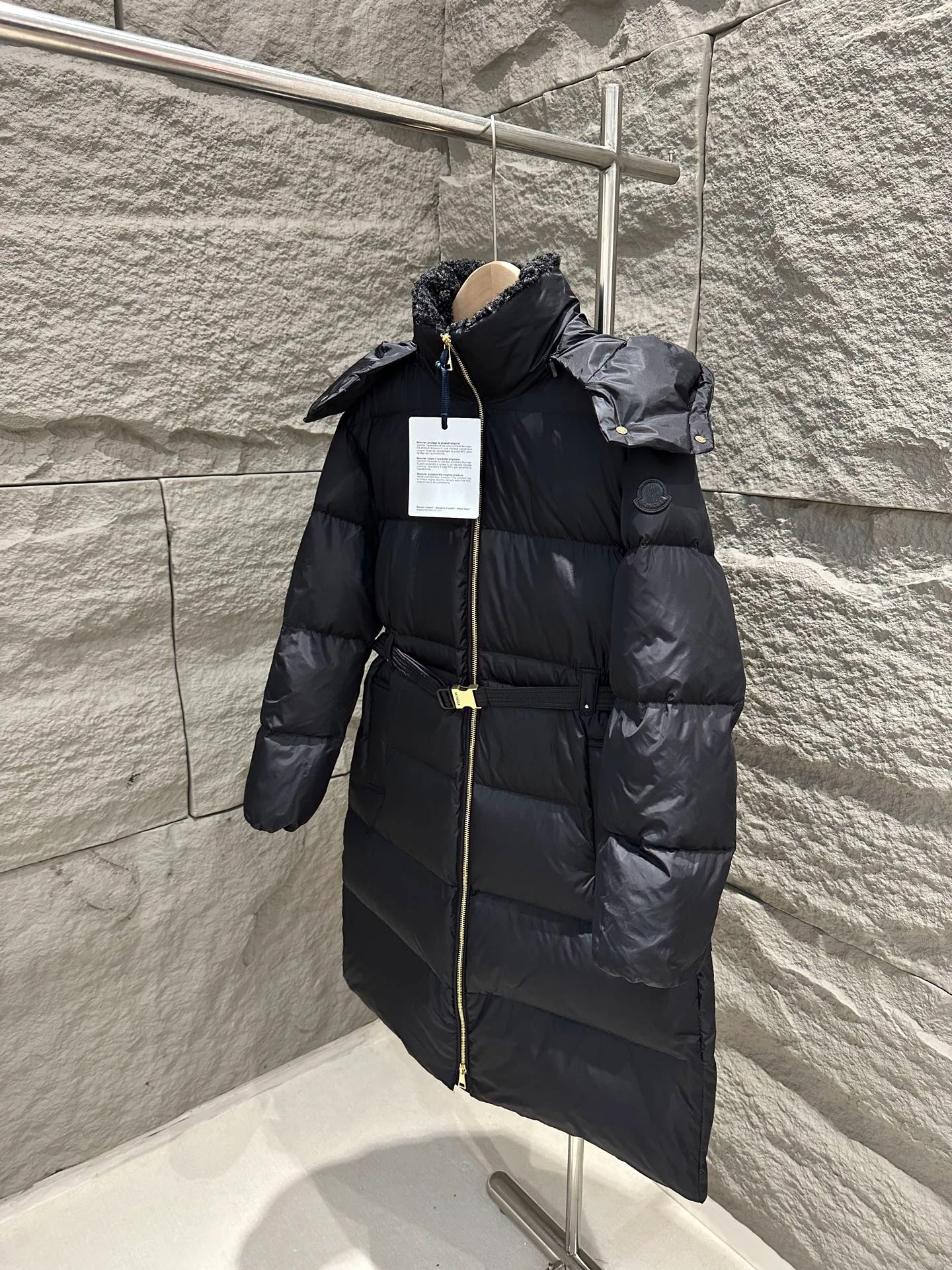 P1120 Moncler Briant Women's Hooded Long Waisted Down Jacket Jacket The Briant down jacket is designed to be both practical and comfortable to meet daily needs. Functional nylon fabric combined with a removable hood makes it easy to adapt to changing weather. This warm piece's wrap silhouette can be transformed from practical to sophisticated by adding a feminine touch with a detachable belt. The teddy velvet style collar design highlights the gentle style. Color: Black Size: 0/1/2/3