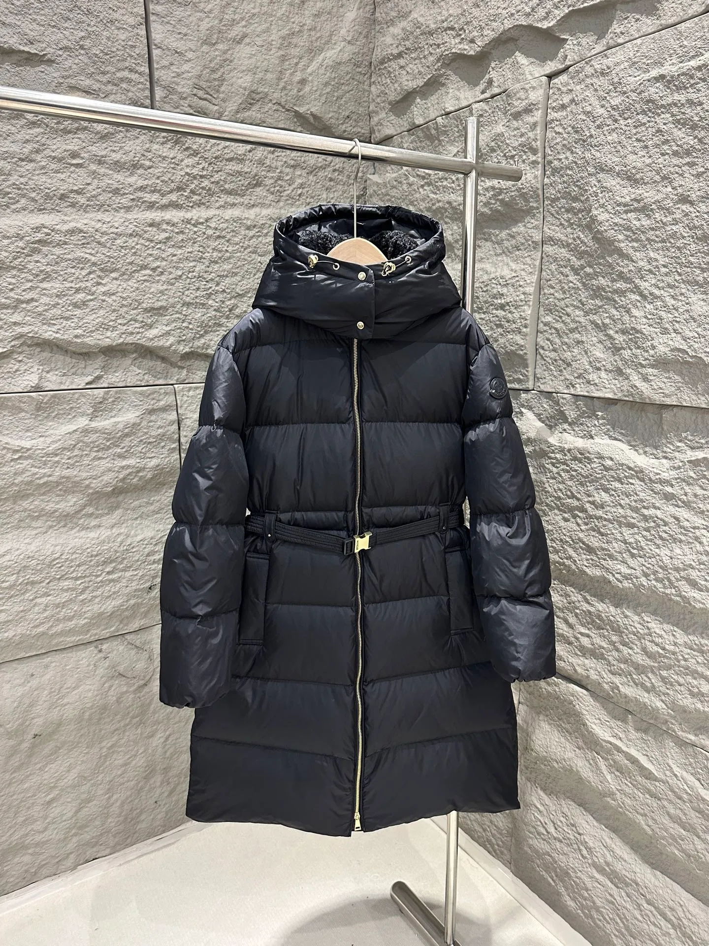 P1120 Moncler Briant Women's Hooded Long Waisted Down Jacket Jacket The Briant down jacket is designed to be both practical and comfortable to meet daily needs. Functional nylon fabric combined with a removable hood makes it easy to adapt to changing weather. This warm piece's wrap silhouette can be transformed from practical to sophisticated by adding a feminine touch with a detachable belt. The teddy velvet style collar design highlights the gentle style. Color: Black Size: 0/1/2/3