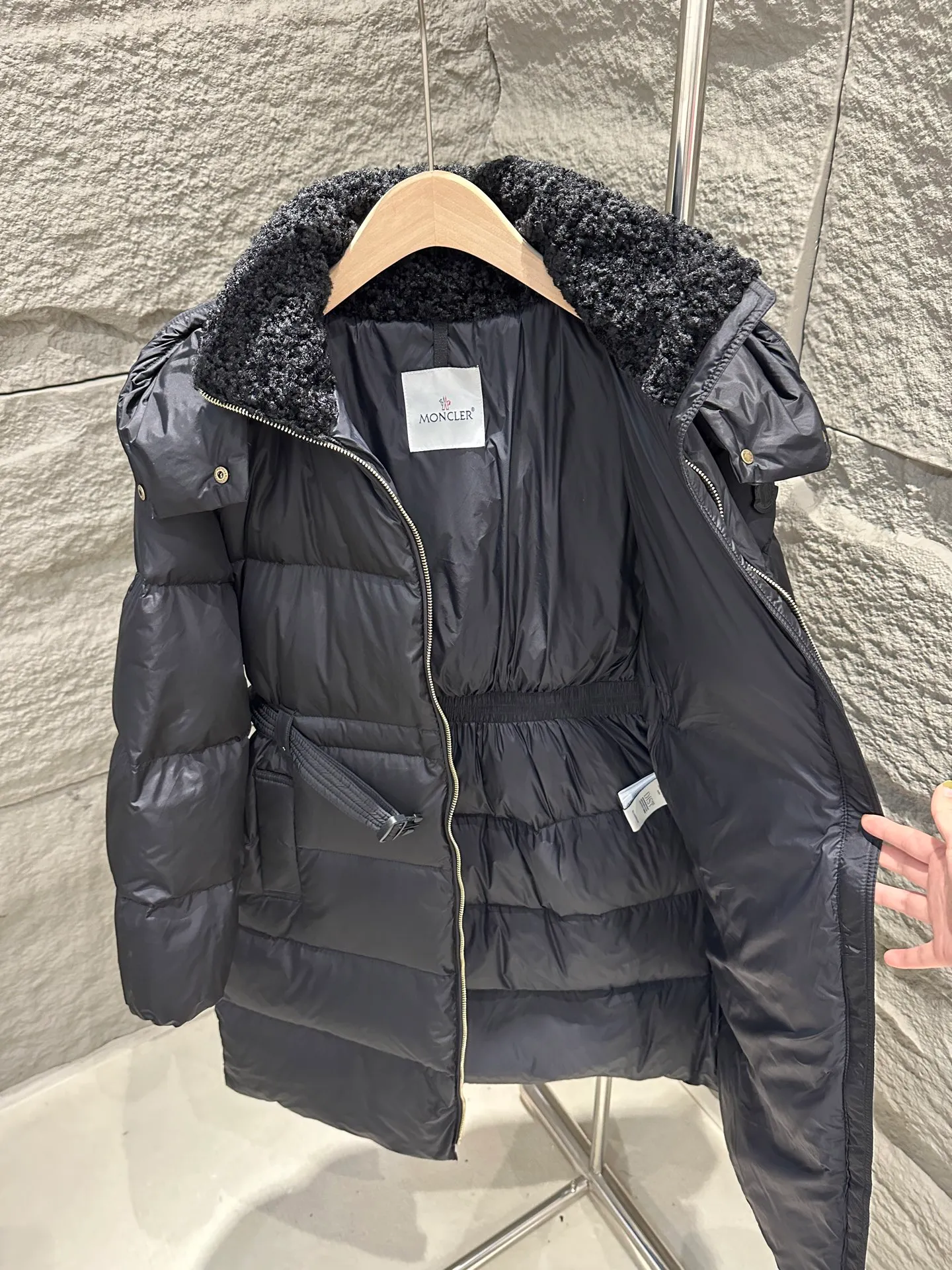 P1120 Moncler Briant Women's Hooded Long Waisted Down Jacket Jacket The Briant down jacket is designed to be both practical and comfortable to meet daily needs. Functional nylon fabric combined with a removable hood makes it easy to adapt to changing weather. This warm piece's wrap silhouette can be transformed from practical to sophisticated by adding a feminine touch with a detachable belt. The teddy velvet style collar design highlights the gentle style. Color: Black Size: 0/1/2/3