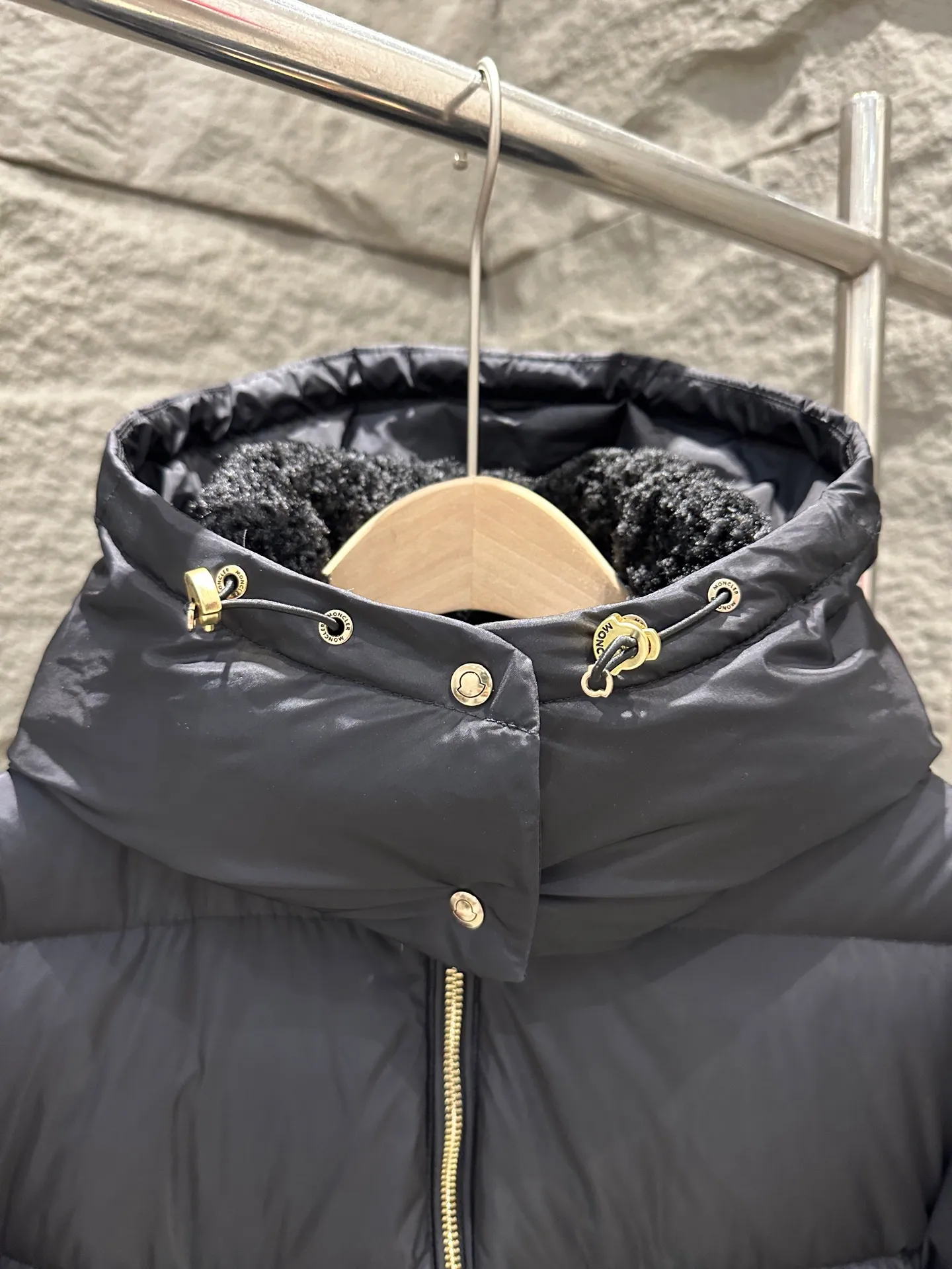 P1120 Moncler Briant Women's Hooded Long Waisted Down Jacket Jacket The Briant down jacket is designed to be both practical and comfortable to meet daily needs. Functional nylon fabric combined with a removable hood makes it easy to adapt to changing weather. This warm piece's wrap silhouette can be transformed from practical to sophisticated by adding a feminine touch with a detachable belt. The teddy velvet style collar design highlights the gentle style. Color: Black Size: 0/1/2/3