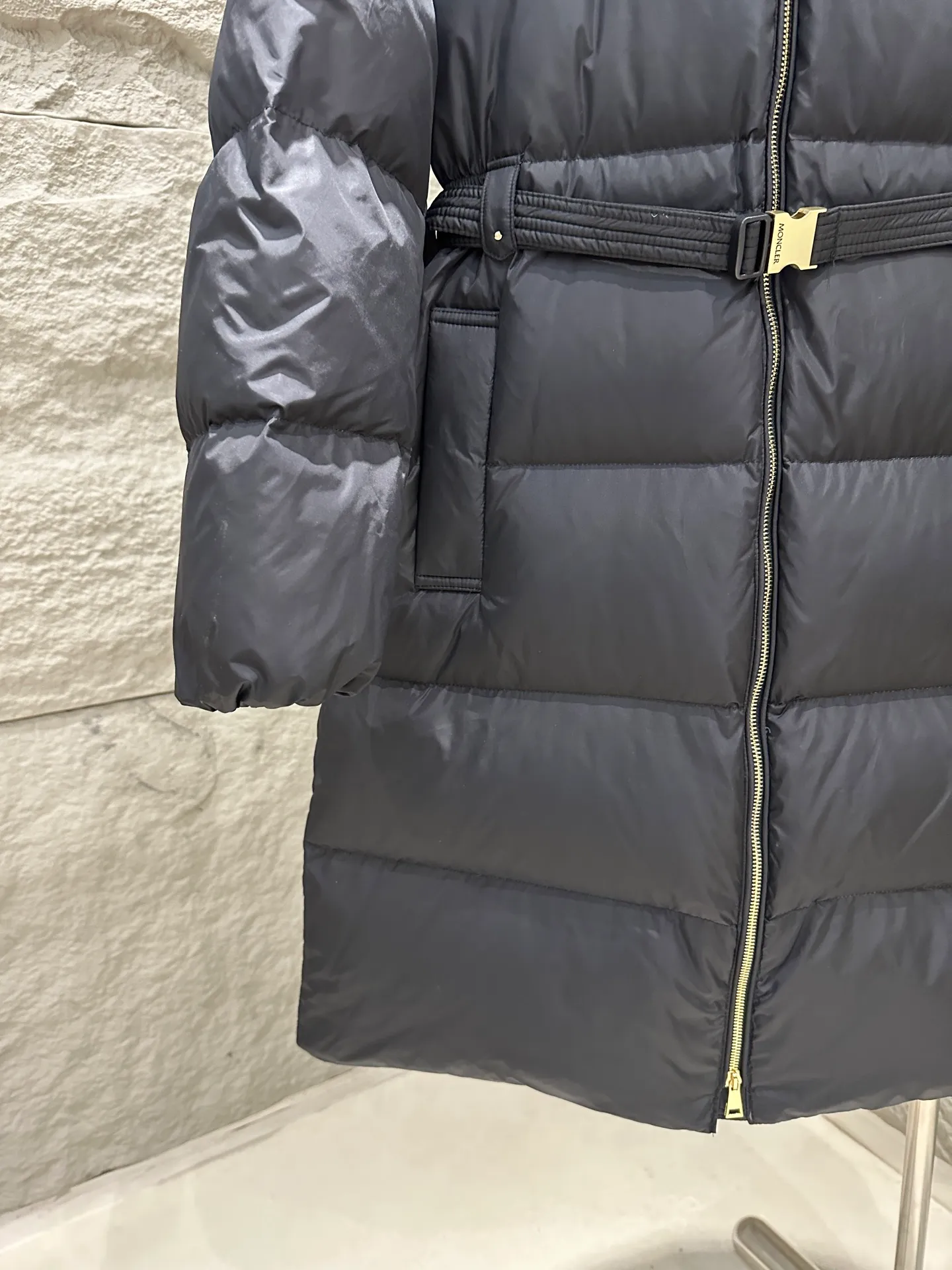 P1120 Moncler Briant Women's Hooded Long Waisted Down Jacket Jacket The Briant down jacket is designed to be both practical and comfortable to meet daily needs. Functional nylon fabric combined with a removable hood makes it easy to adapt to changing weather. This warm piece's wrap silhouette can be transformed from practical to sophisticated by adding a feminine touch with a detachable belt. The teddy velvet style collar design highlights the gentle style. Color: Black Size: 0/1/2/3