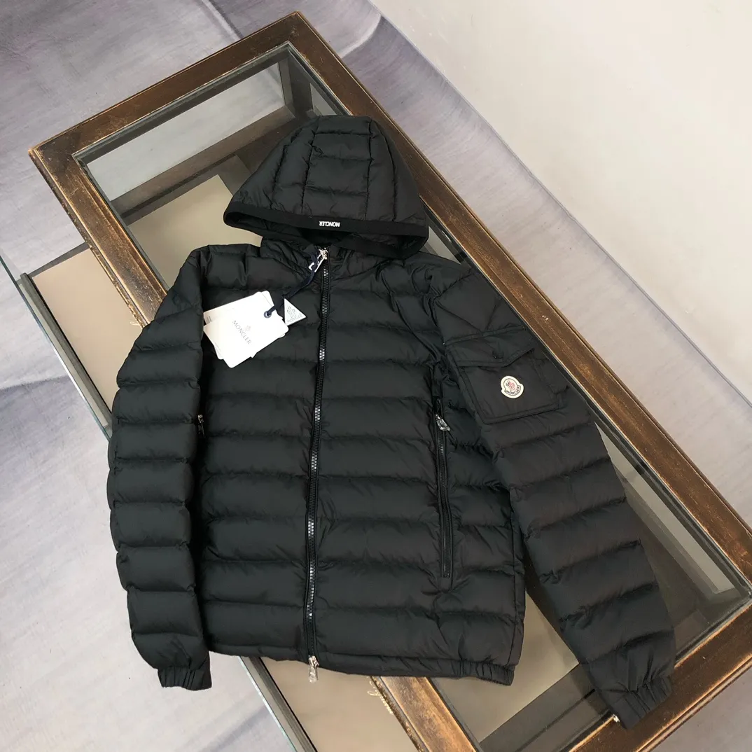 P840 🔥Moncler Galion Early Autumn Lightweight Hooded Down Jacket😍 Newly released at the counter🈶Sold~ This down jacket is lightweight and warm. It is a classic outerwear item that is suitable for various seasons and trends♥. It’s also a classic, with a timeless style that represents the brand’s sporting spirit. 🥳Provides warmth and protection without sacrificing lightness💯 Color: Black Gray Size: 1-2-3-4-5 (M-3xl)