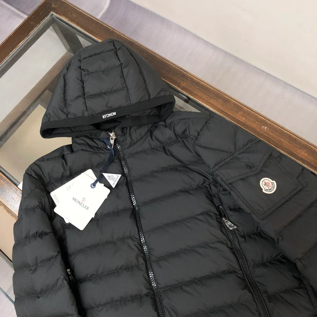 P840 🔥Moncler Galion Early Autumn Lightweight Hooded Down Jacket😍 Newly released at the counter🈶Sold~ This down jacket is lightweight and warm. It is a classic outerwear item that is suitable for various seasons and trends♥. It’s also a classic, with a timeless style that represents the brand’s sporting spirit. 🥳Provides warmth and protection without sacrificing lightness💯 Color: Black Gray Size: 1-2-3-4-5 (M-3xl)